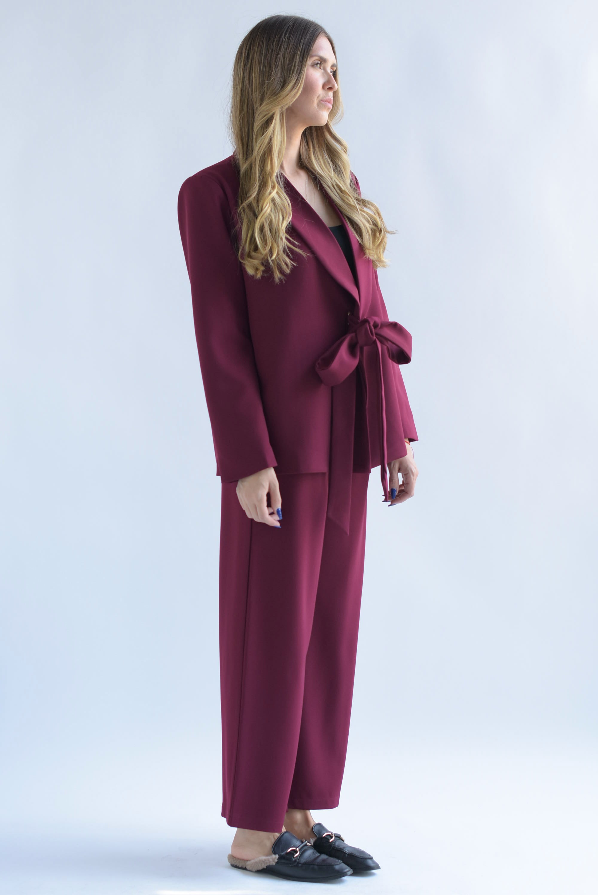 Set Pantalón cinta y Blazer moño solapa Vino