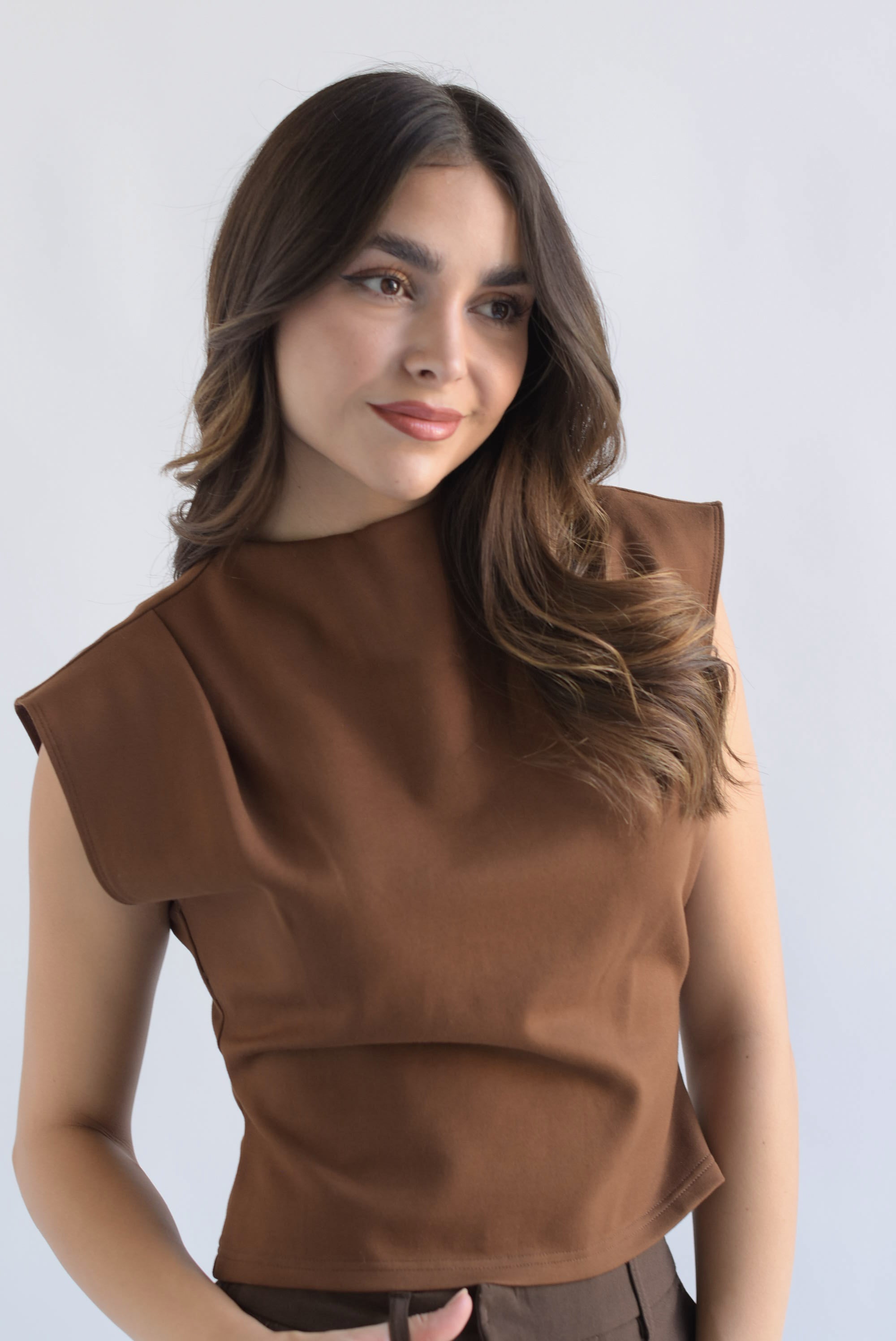 Blusa pinzas hombros Espresso