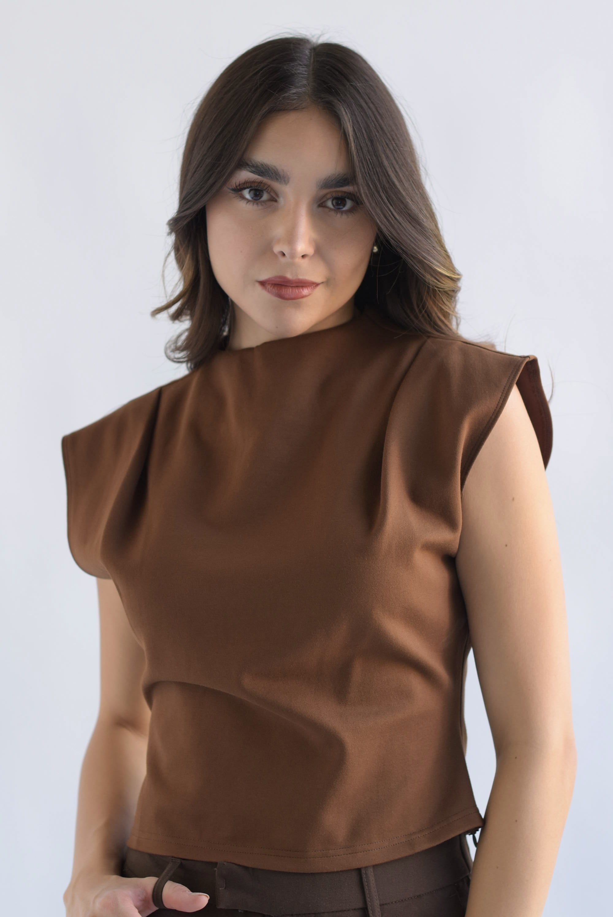 Blusa pinzas hombros Espresso