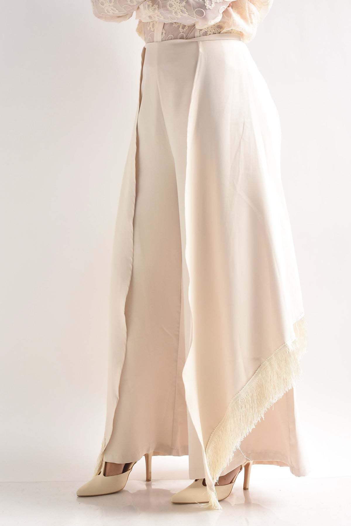 Pantalón cauda flecos