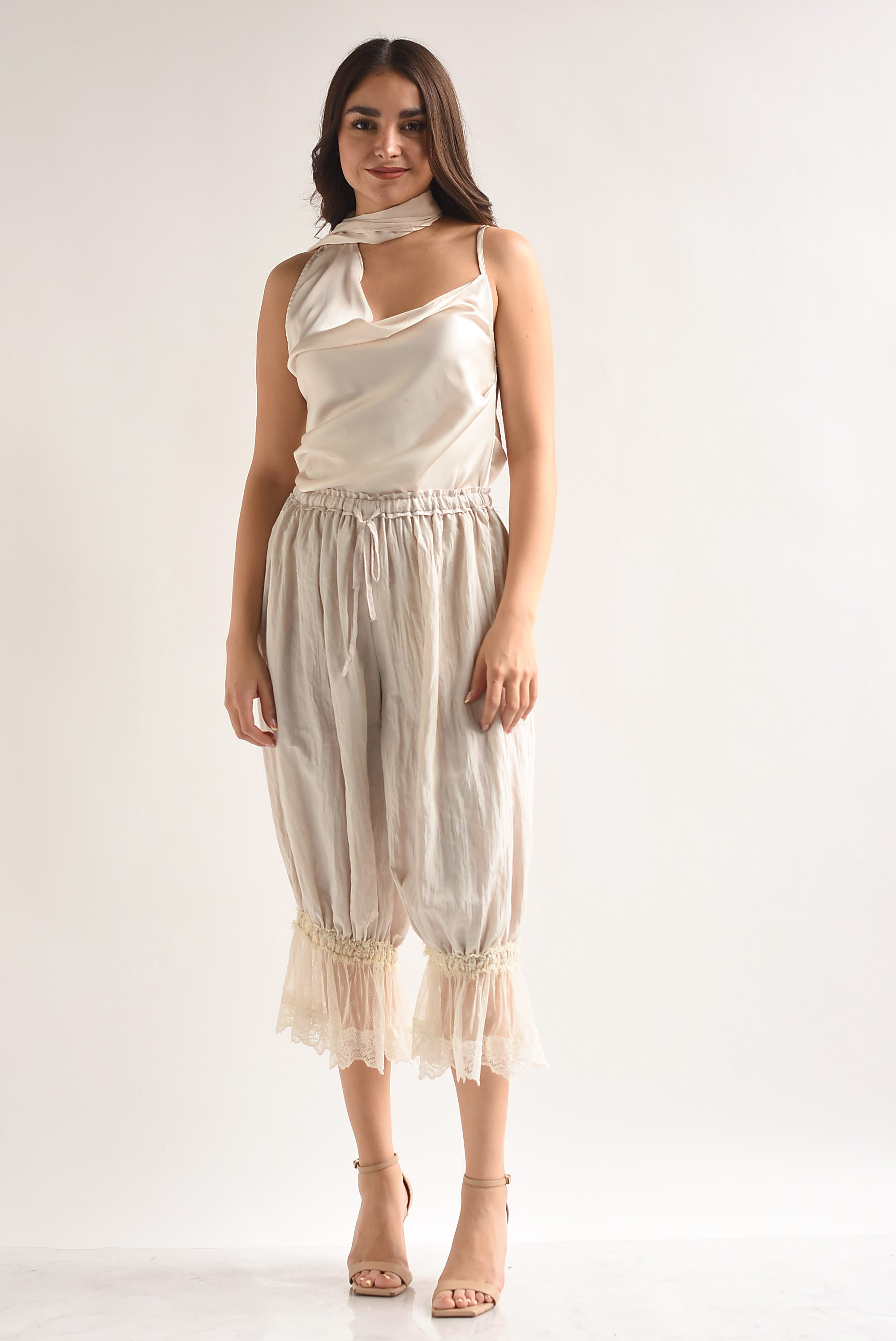 Pantalón capri lencero encaje