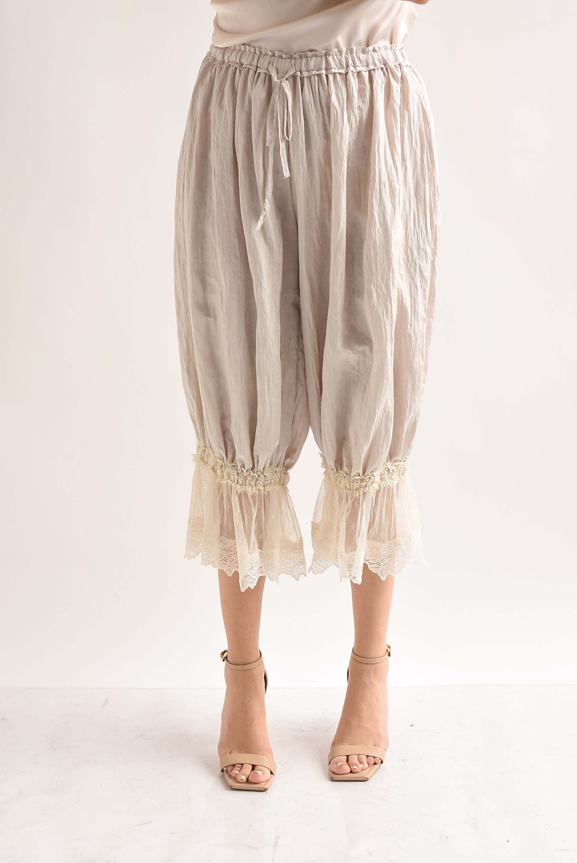 Pantalón capri lencero encaje