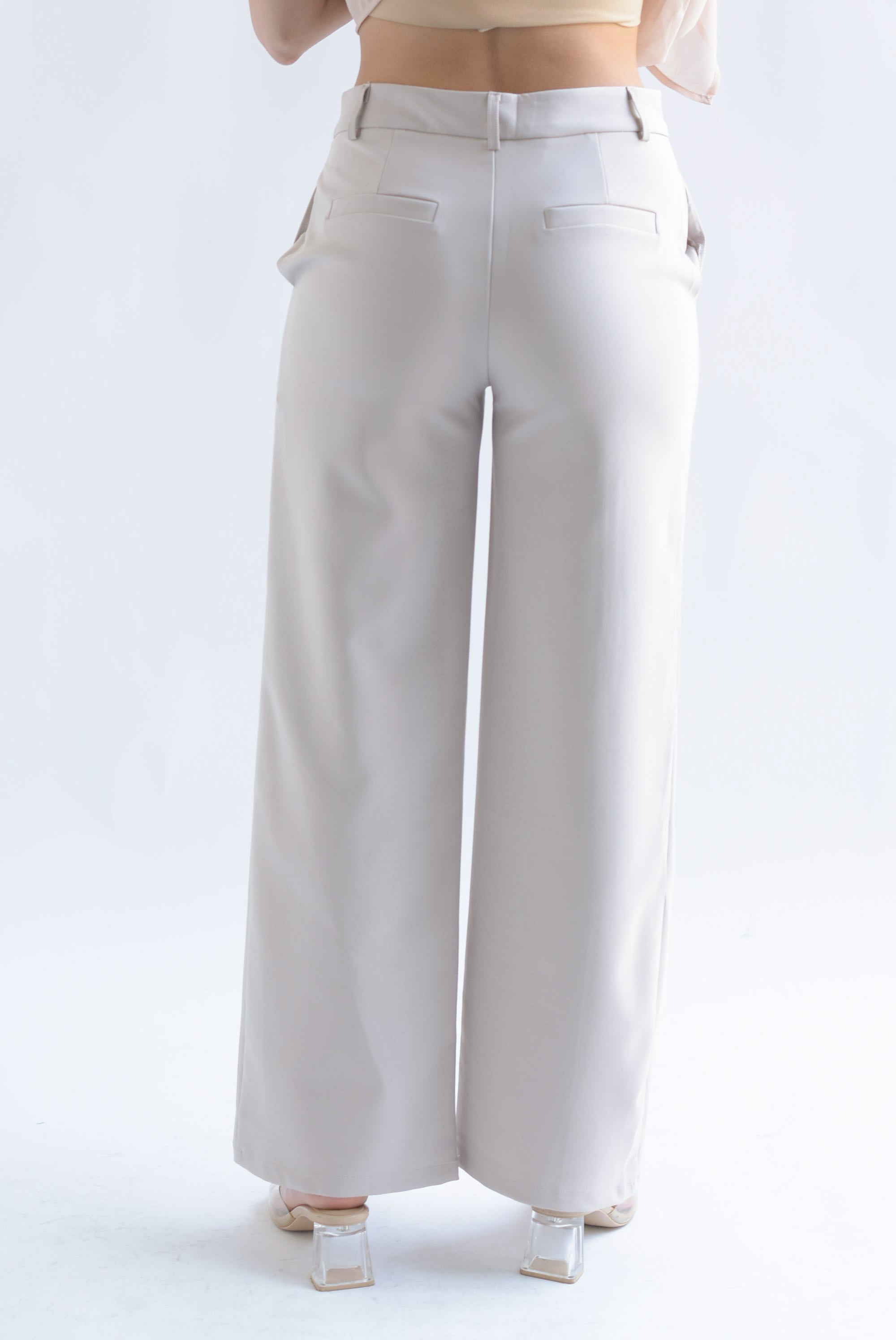 Pantalón de vestir costuras y bolsillos Beige