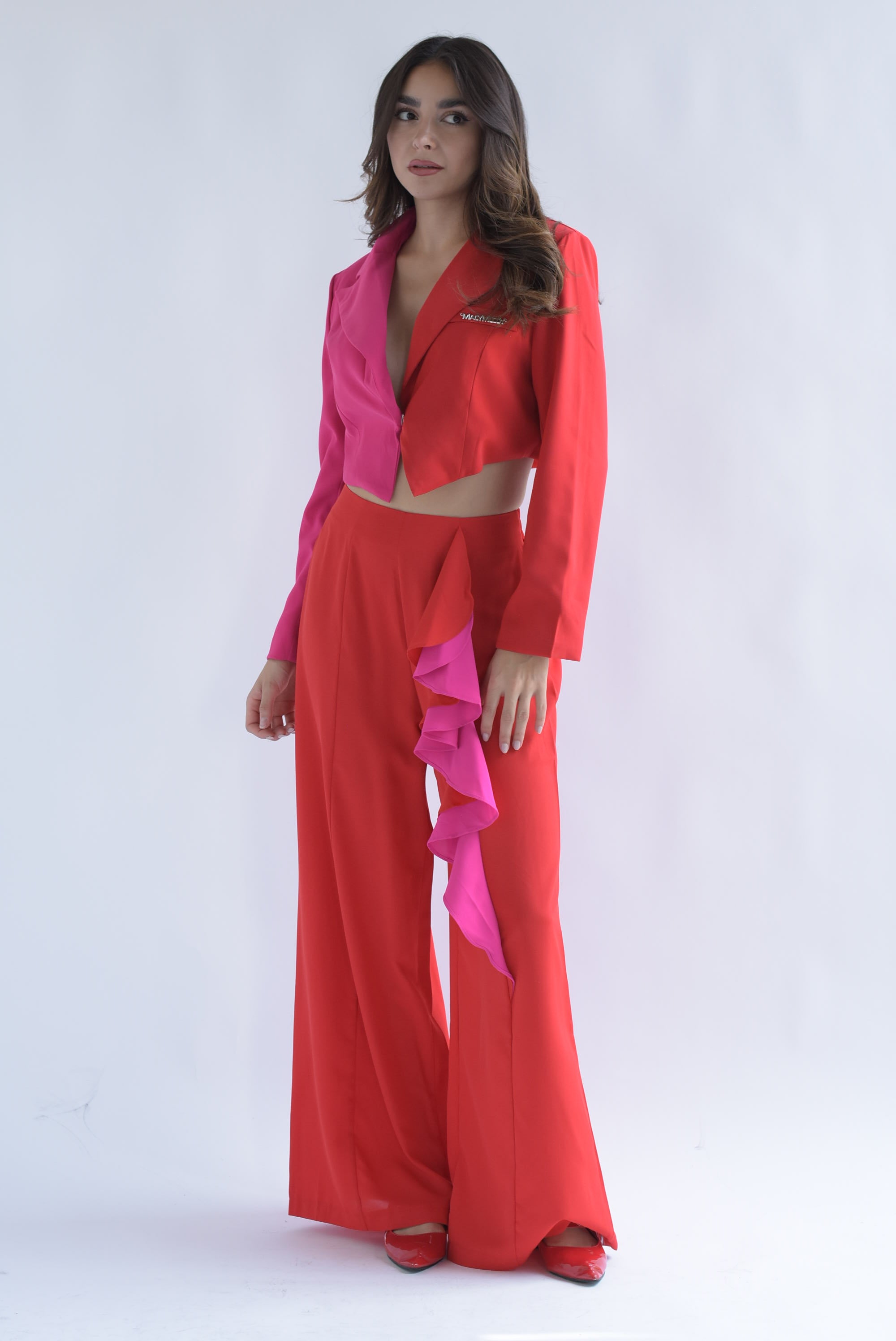 Set Pantalón olán y Blazer crop Fiusha con Rojo