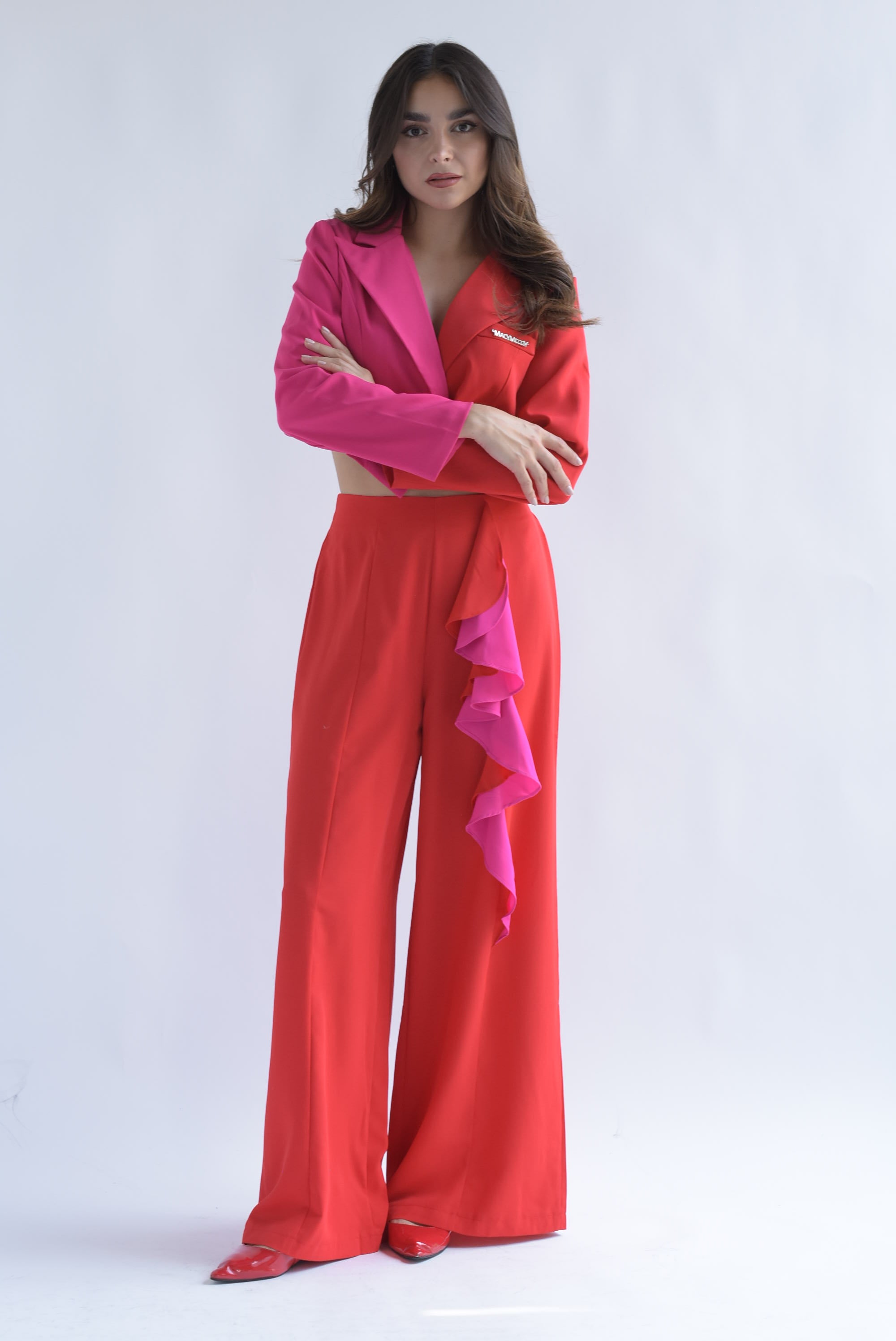 Set Pantalón olán y Blazer crop Fiusha con Rojo