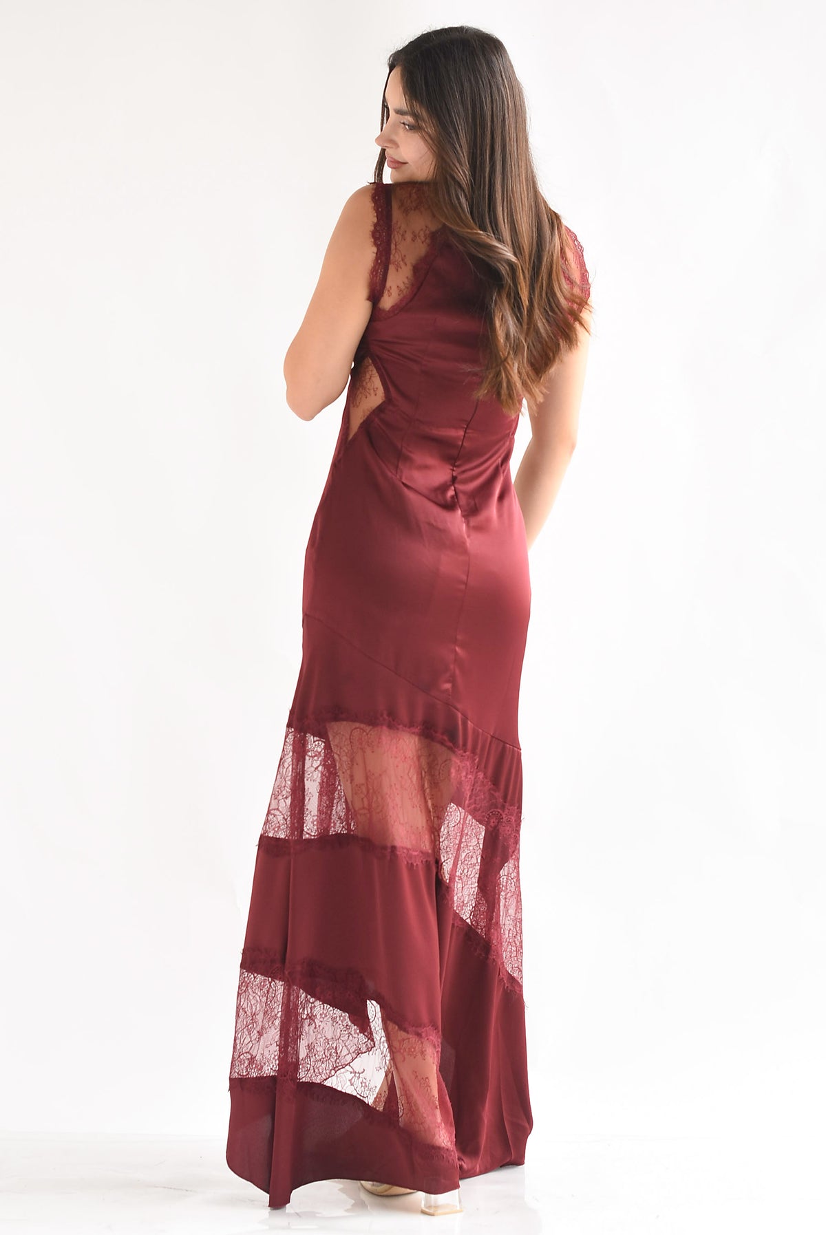 Vestido lencero asimétrico cut-out encaje