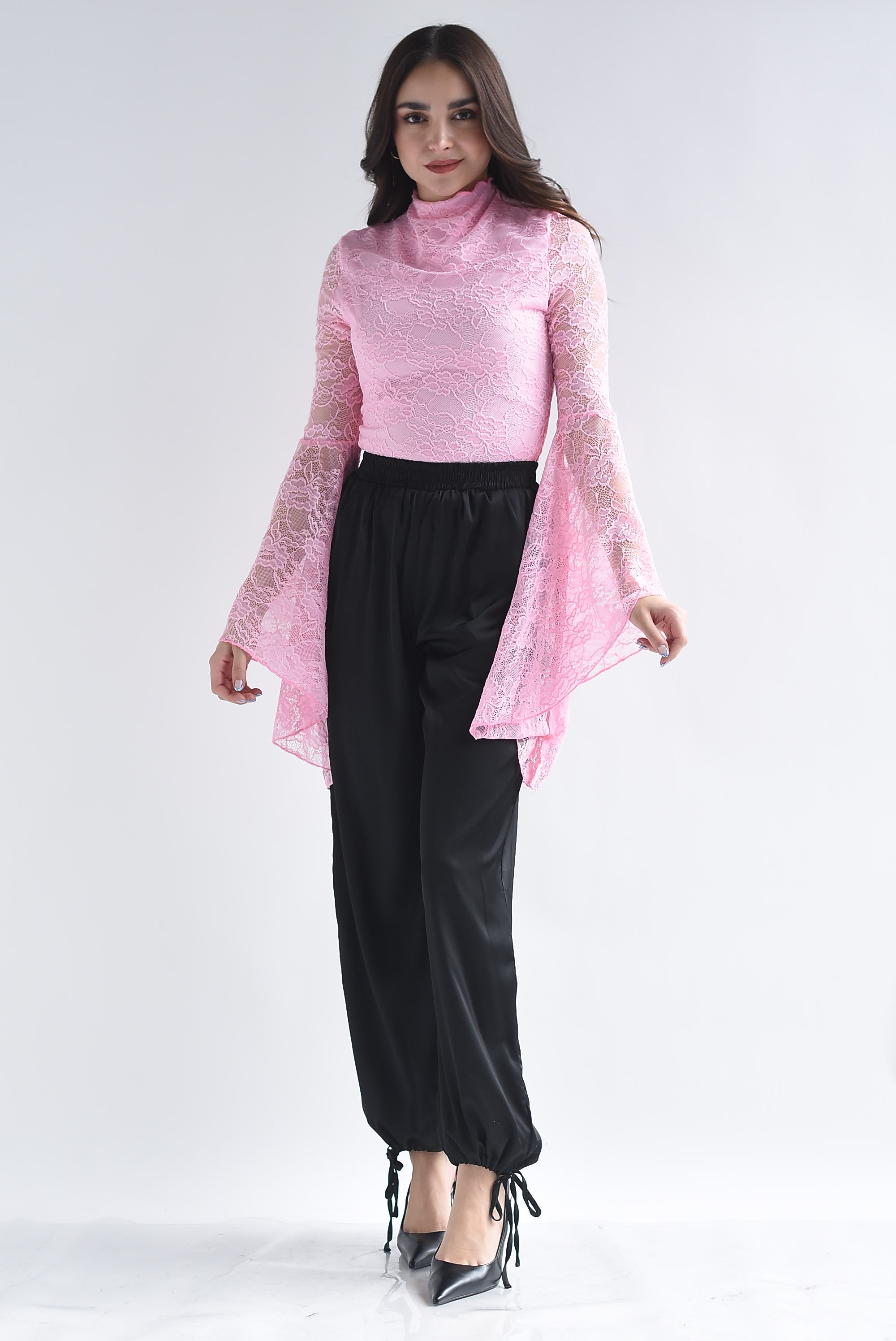Blusa encaje manga trompeta asimétrica