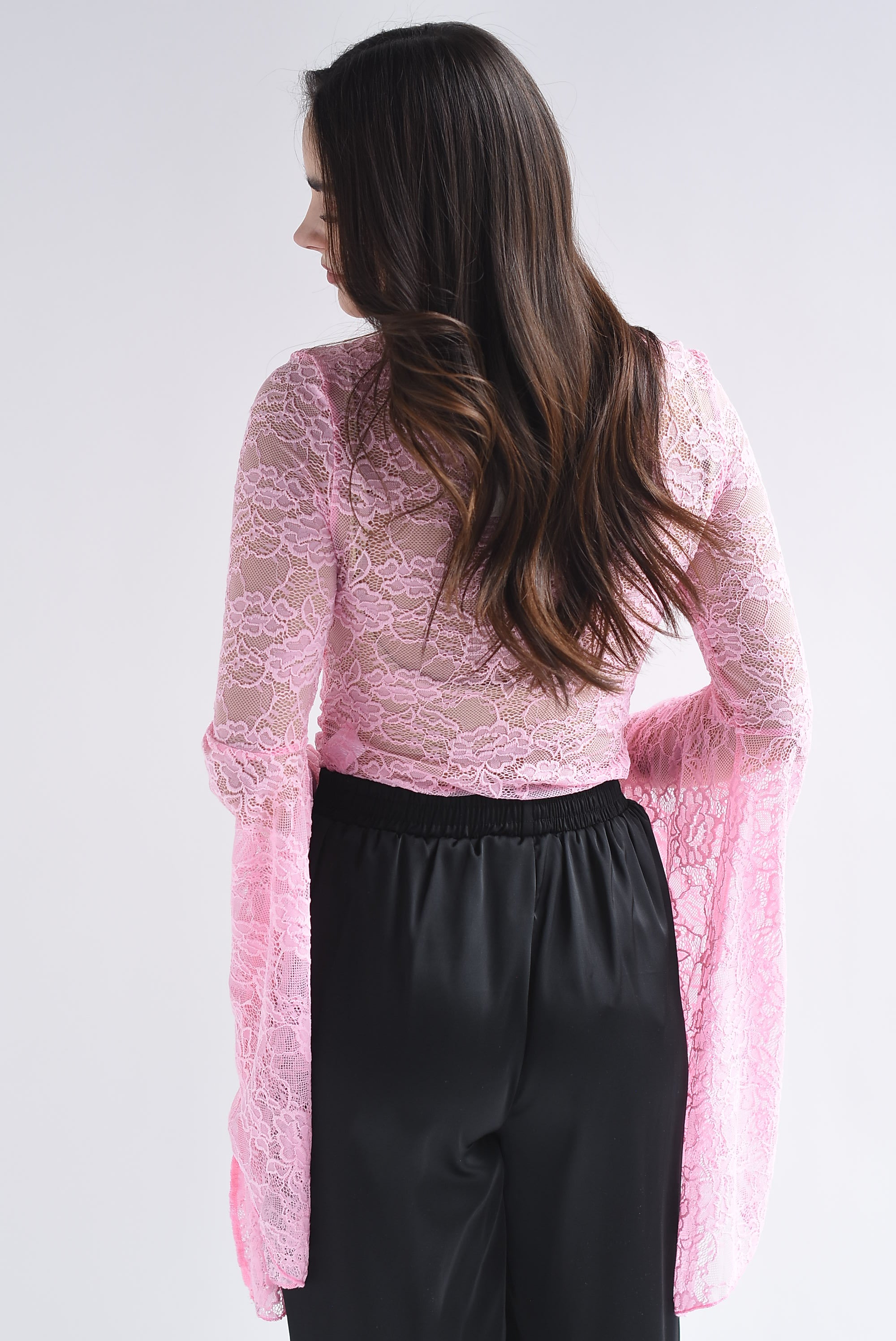 Blusa encaje manga trompeta asimétrica
