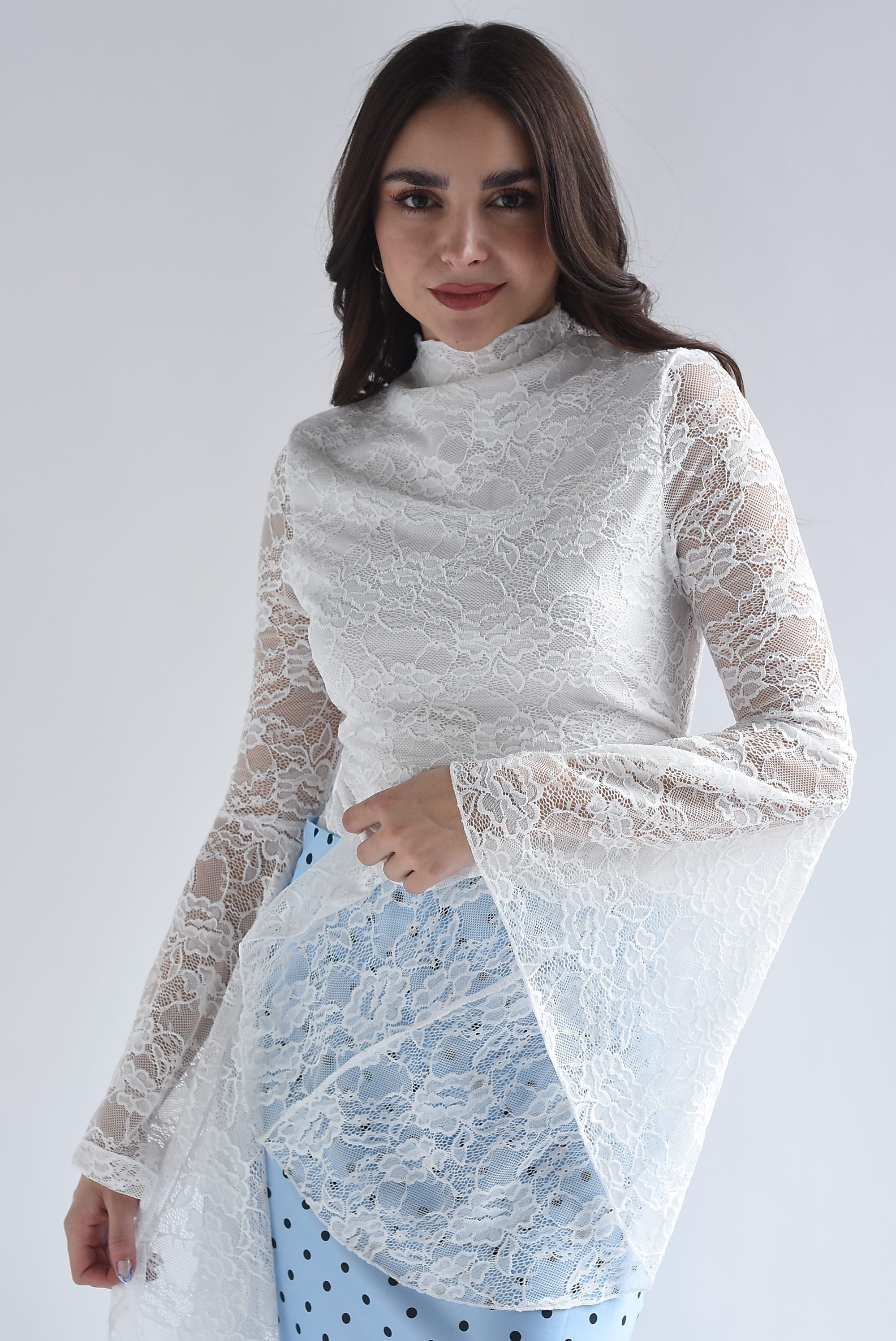 Blusa encaje manga trompeta asimétrica