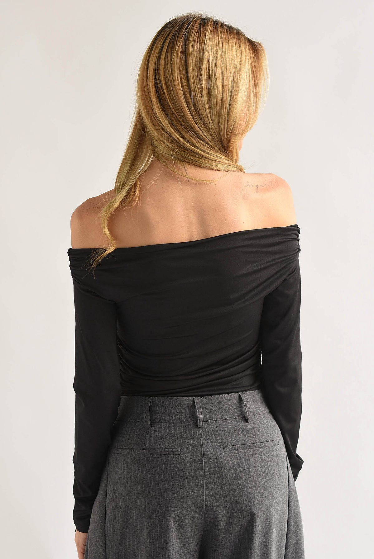 Body off-shoulder manga larga