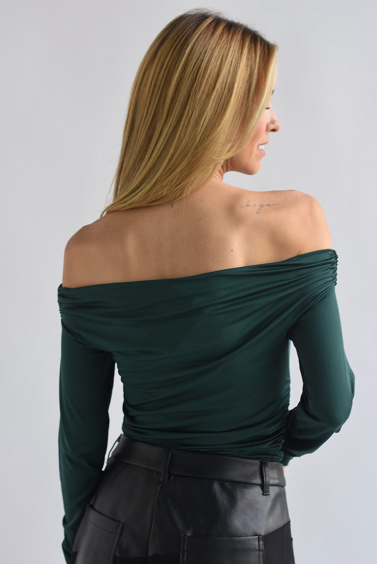 Body off-shoulder manga larga