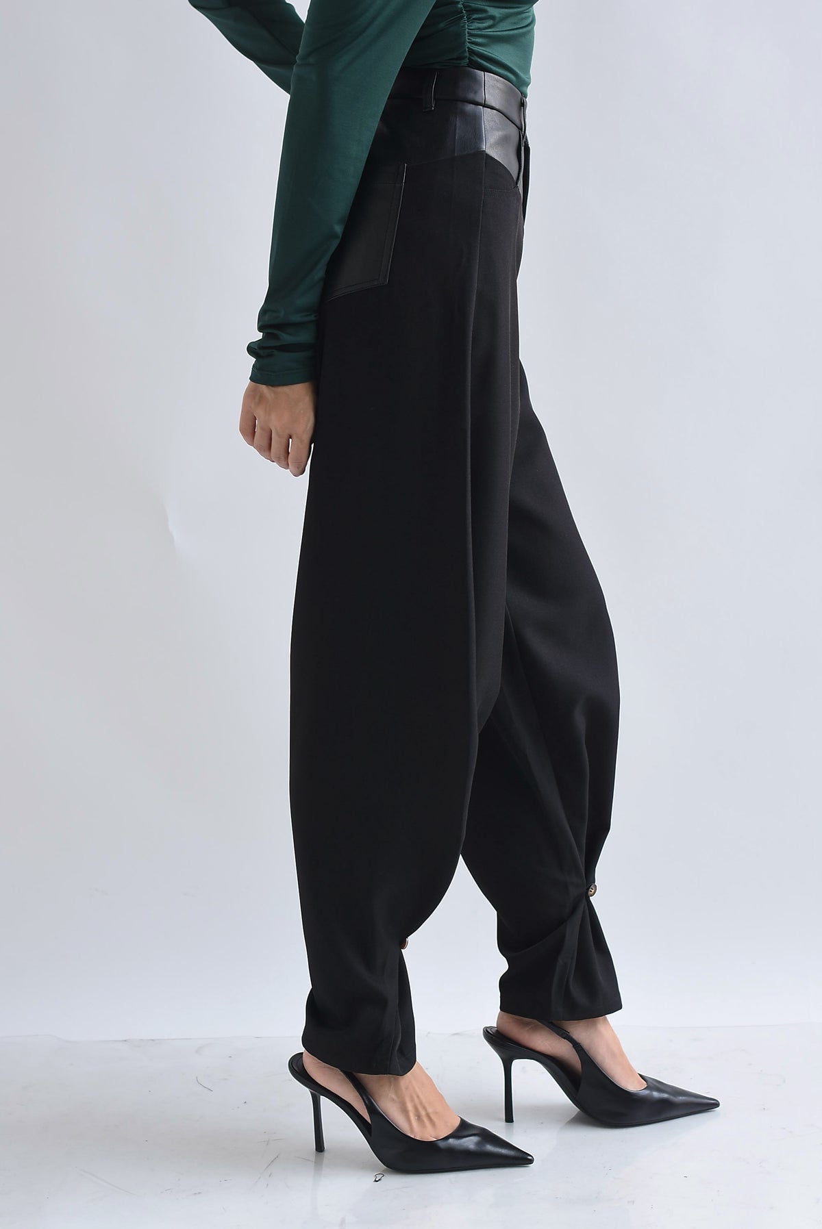 Pantalón barrel pretina vinipiel asimétrica