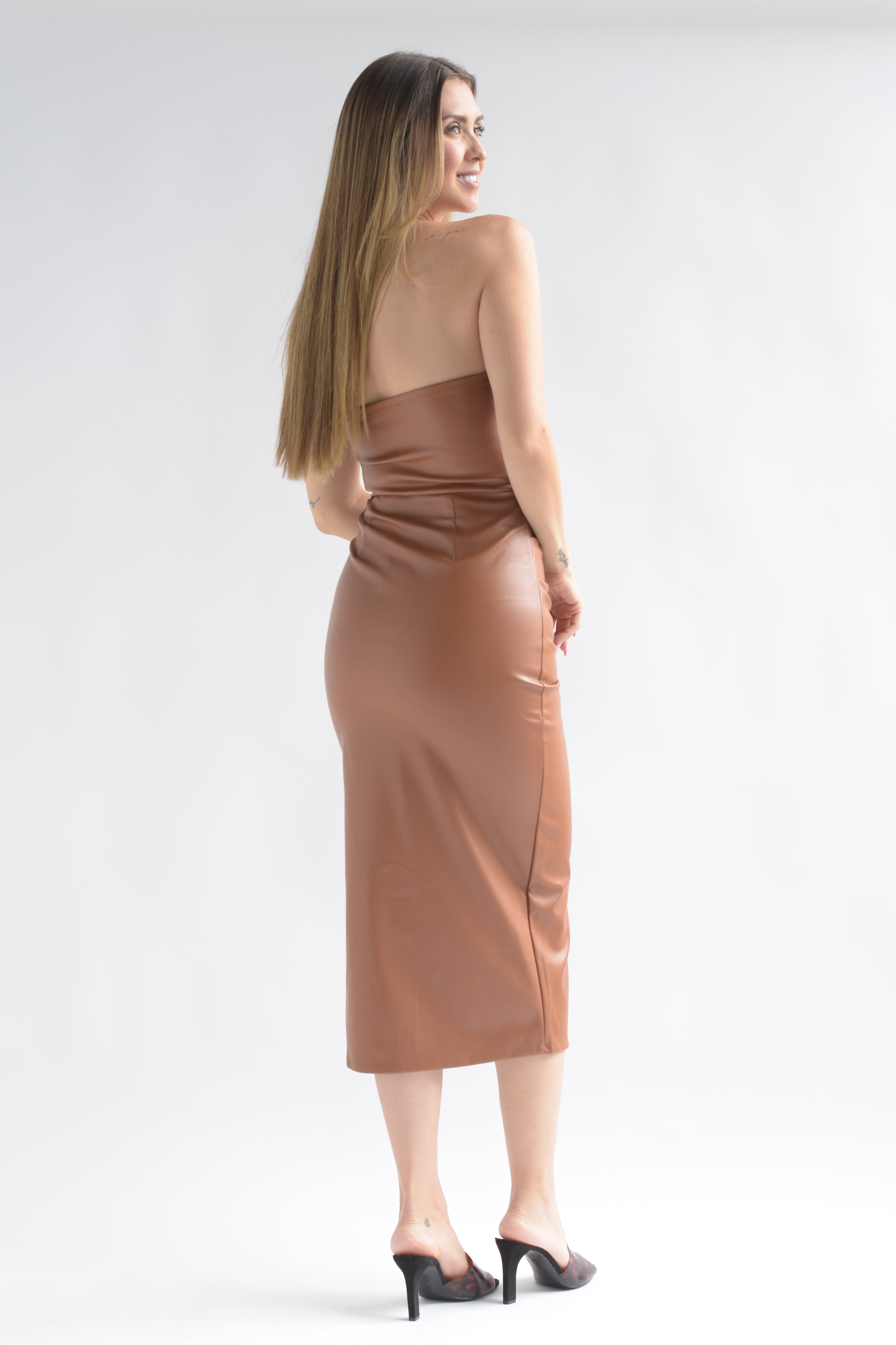 Vestido strapless drapeado vinipiel Camel