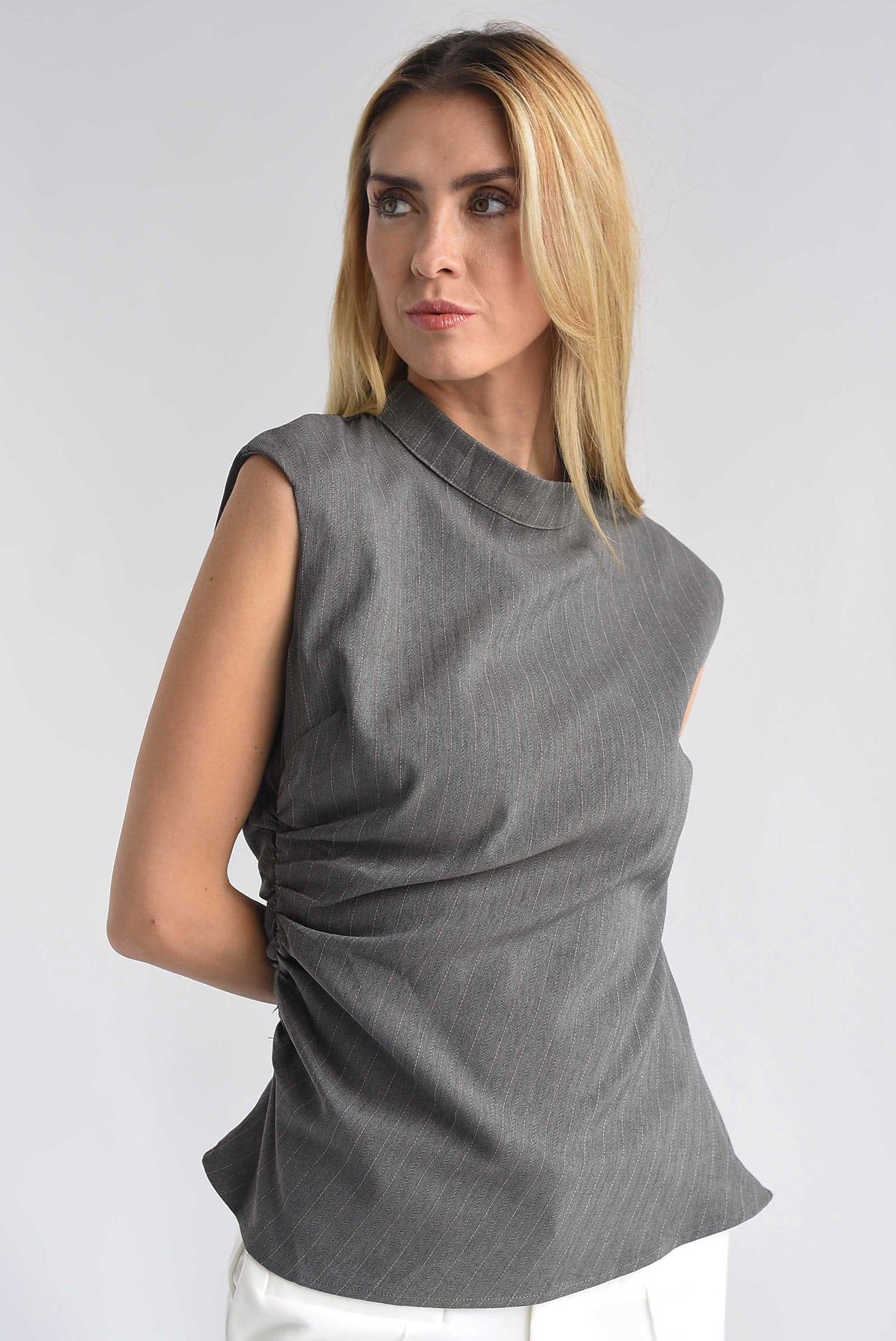 Blusa sin mangas drapeada línea diplomática