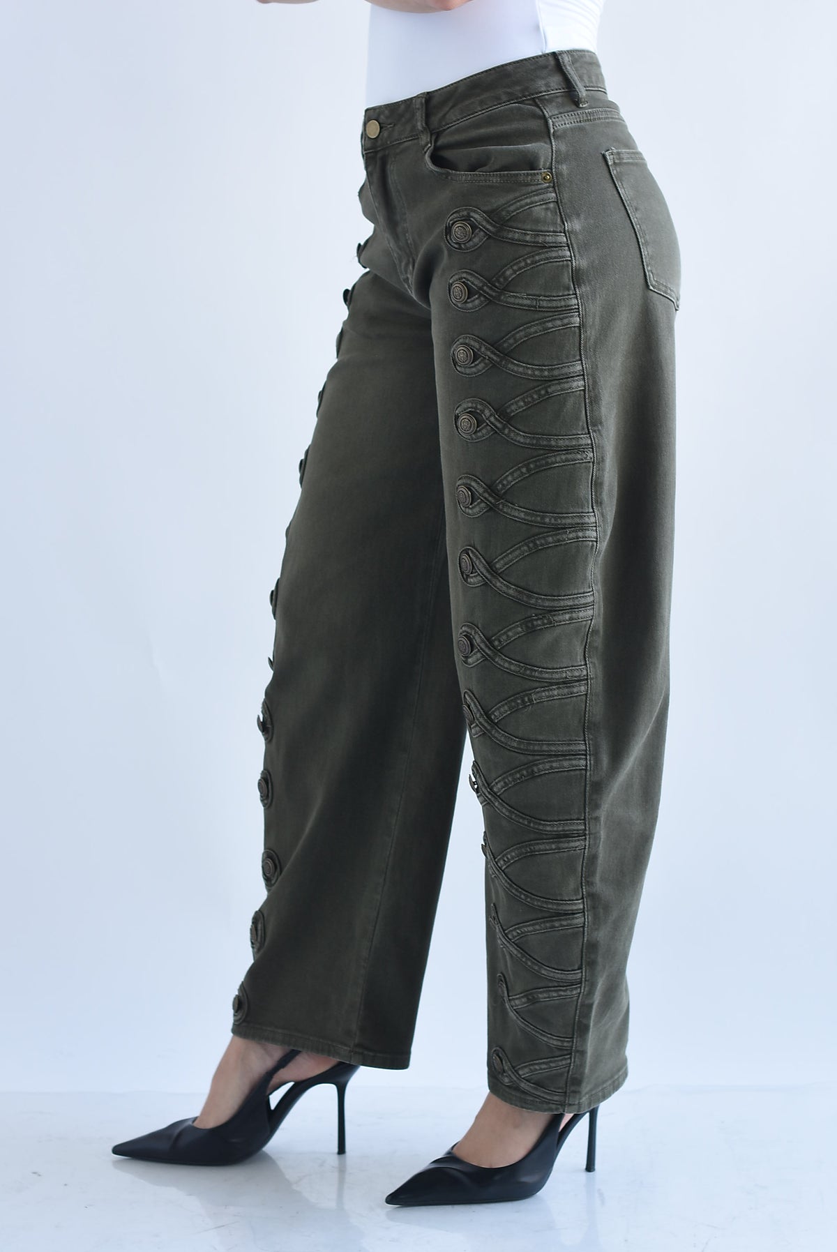 Jeans barrel militar trenzado botón dorado