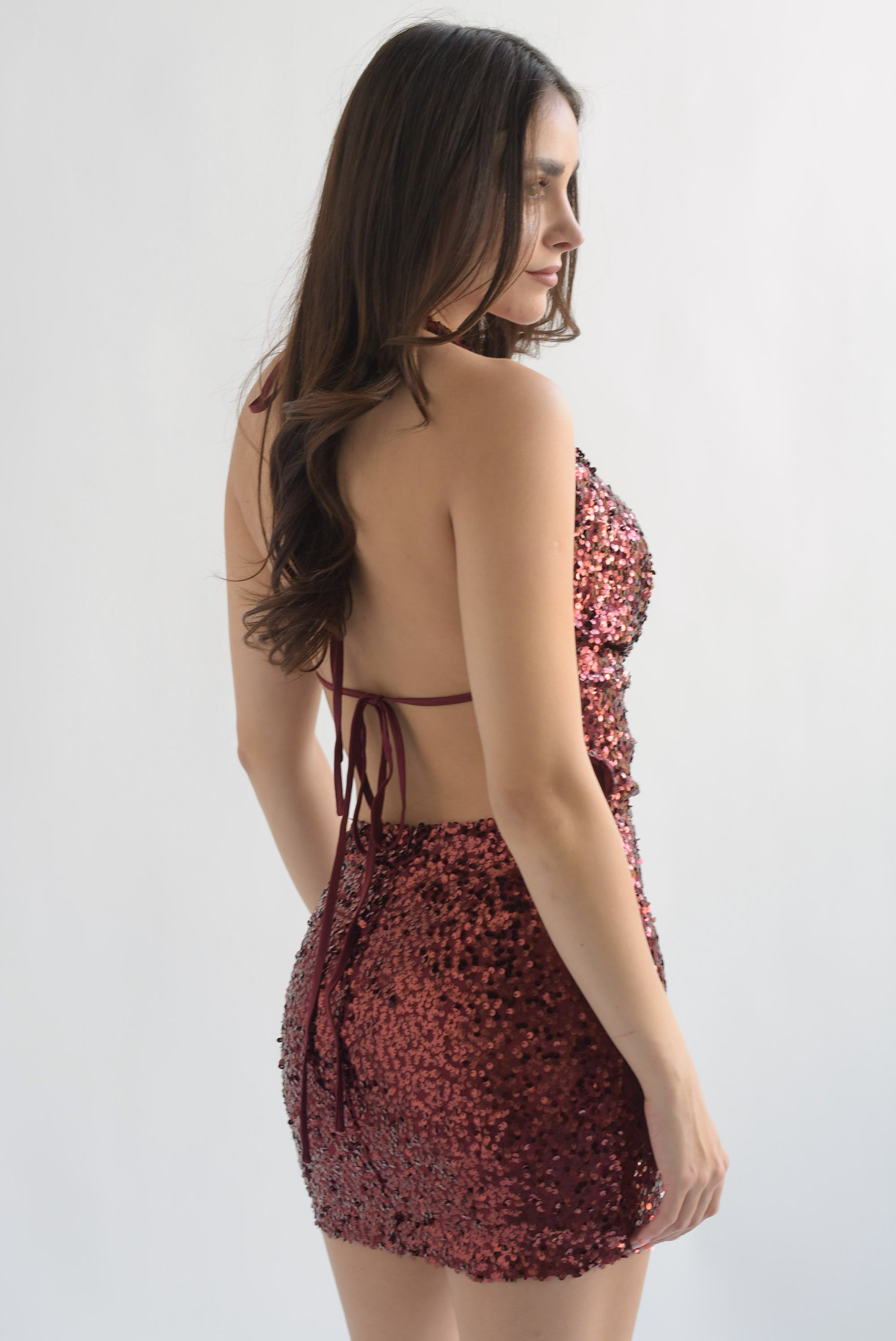 Vestido halter escote espalda lentejuela Vino