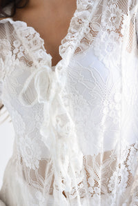 Fashion Styled Blusa olán lazos encaje Blanco