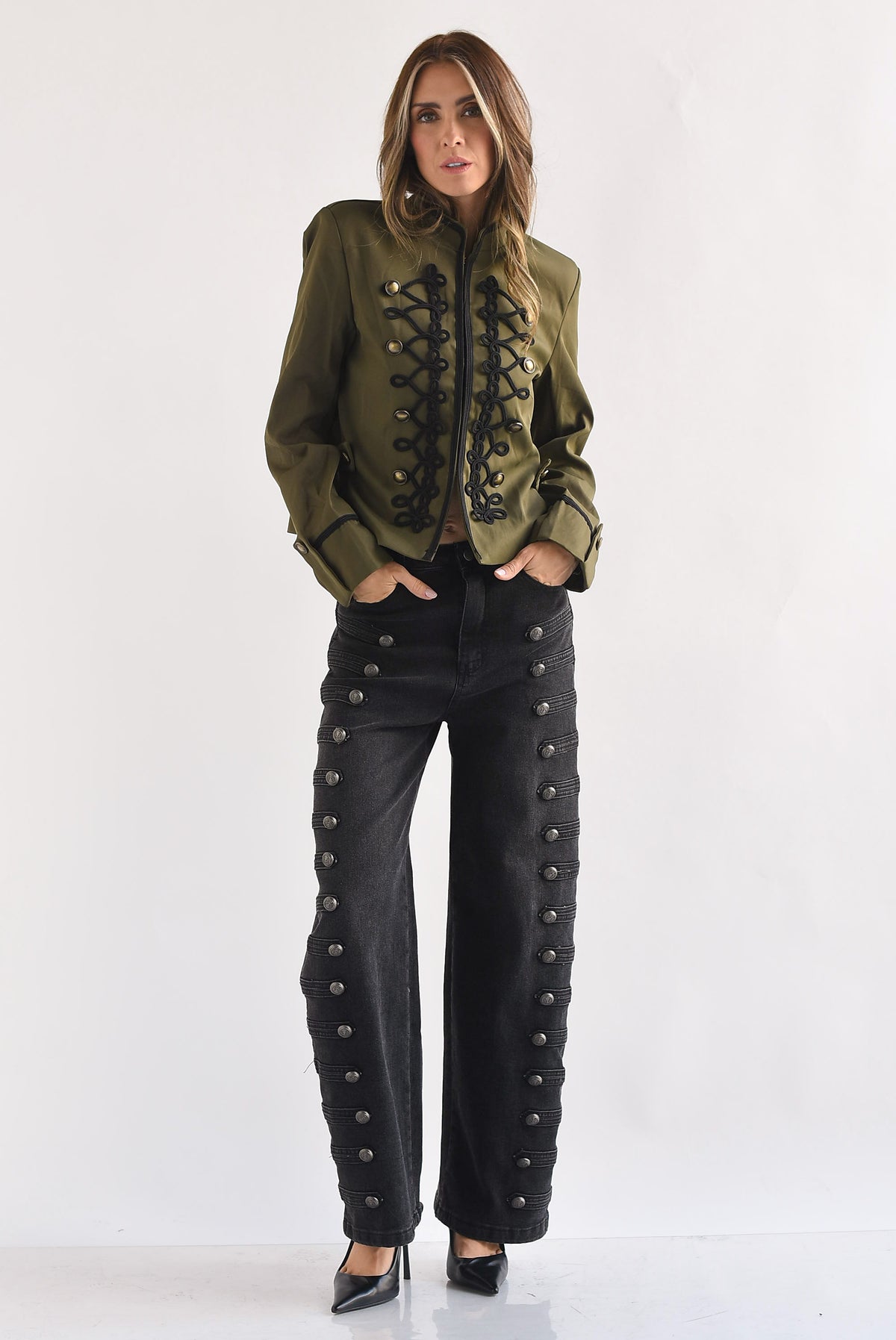 Jeans barrel militar botón plata