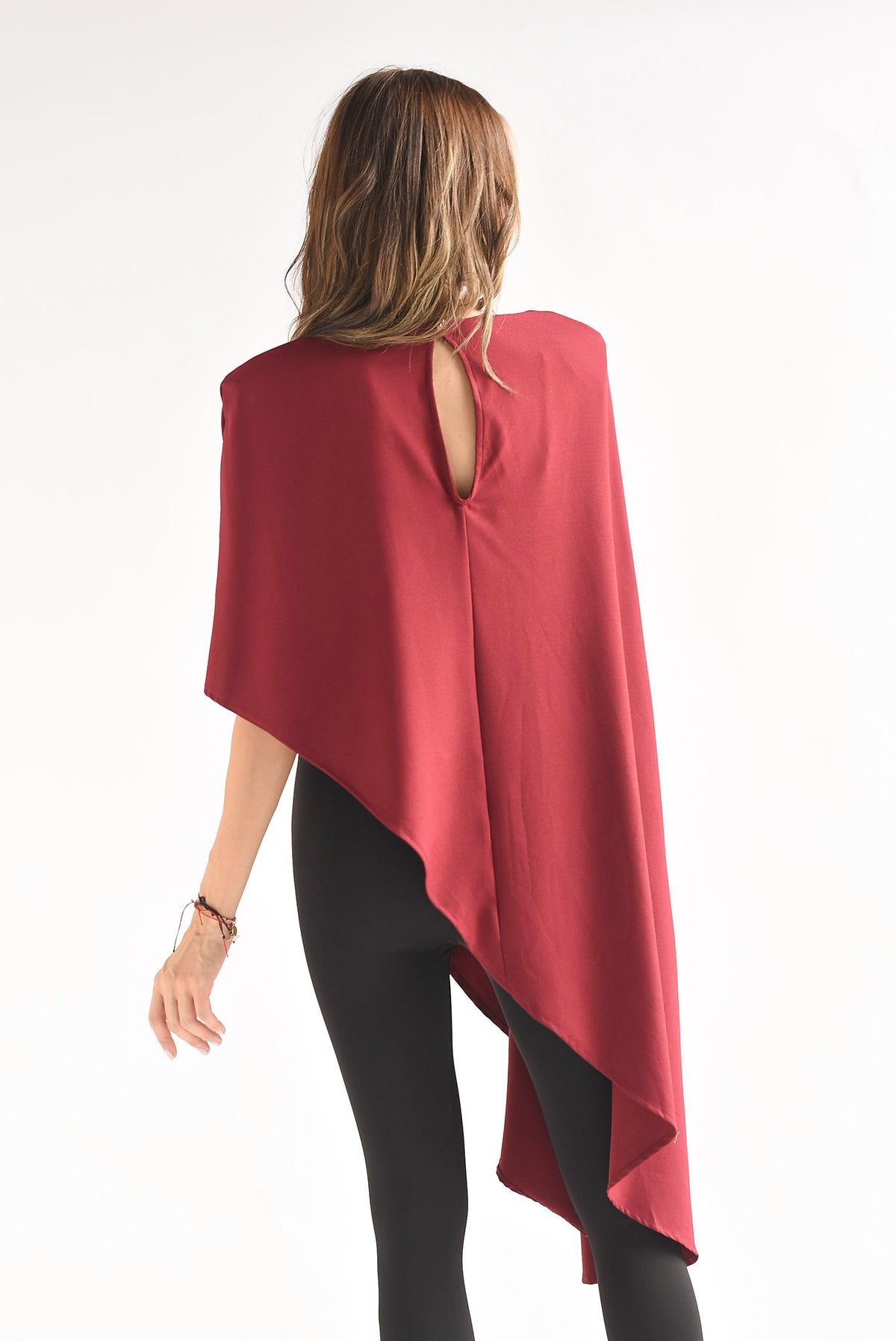 Blusa asimétrica tipo capa hombreras