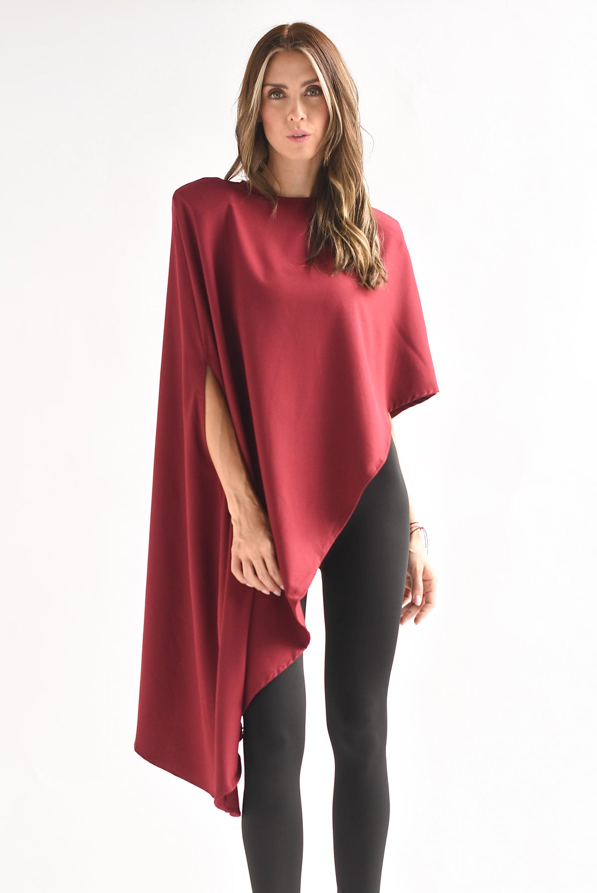 Blusa asimétrica tipo capa hombreras