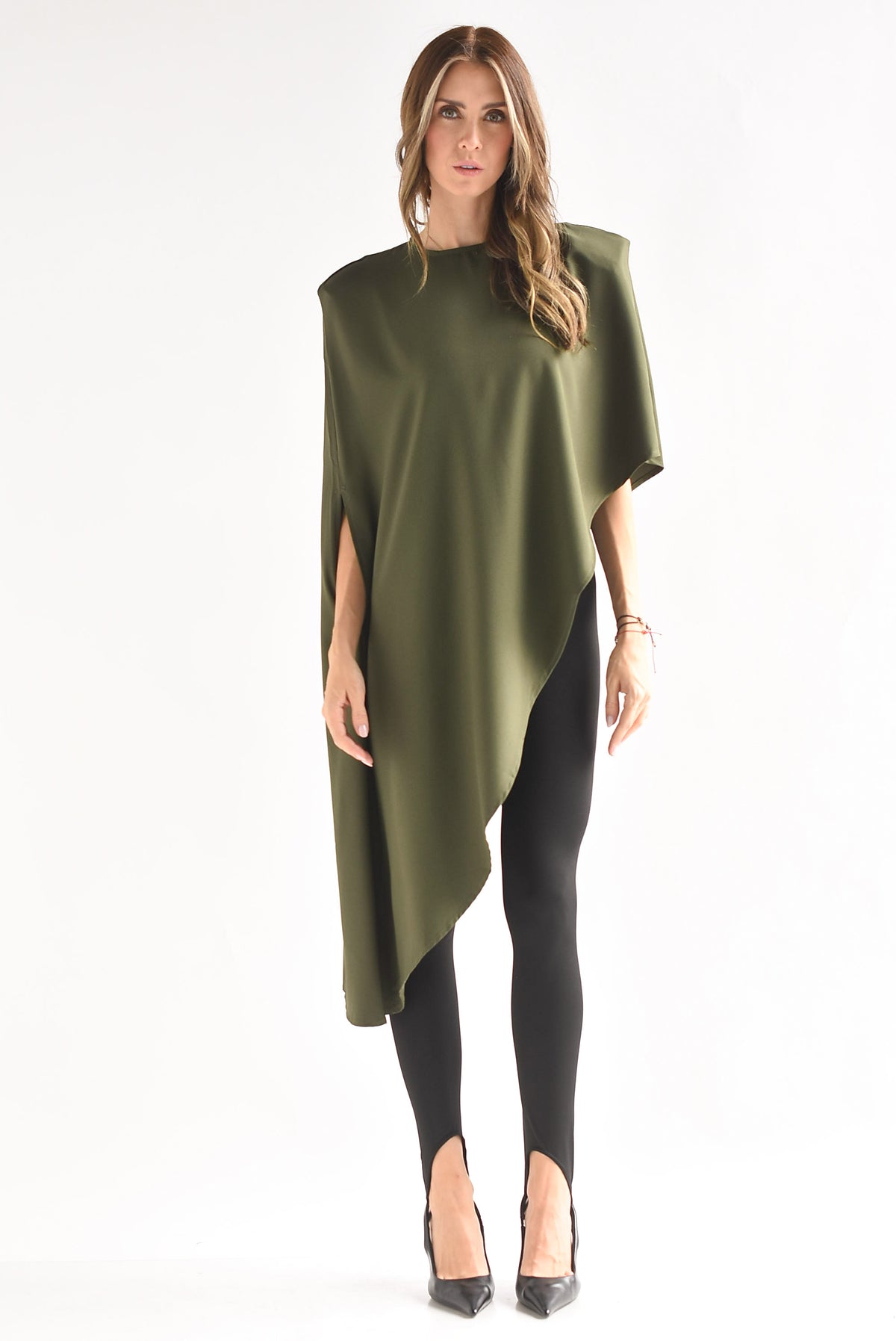 Blusa asimétrica tipo capa hombreras