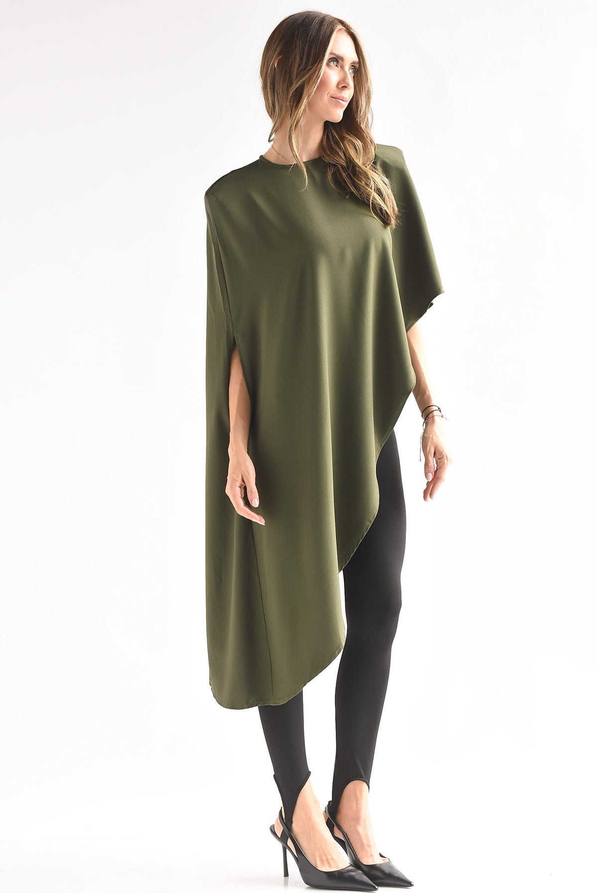 Blusa asimétrica tipo capa hombreras