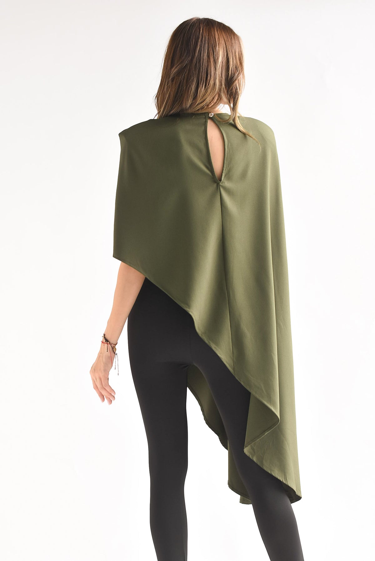 Blusa asimétrica tipo capa hombreras