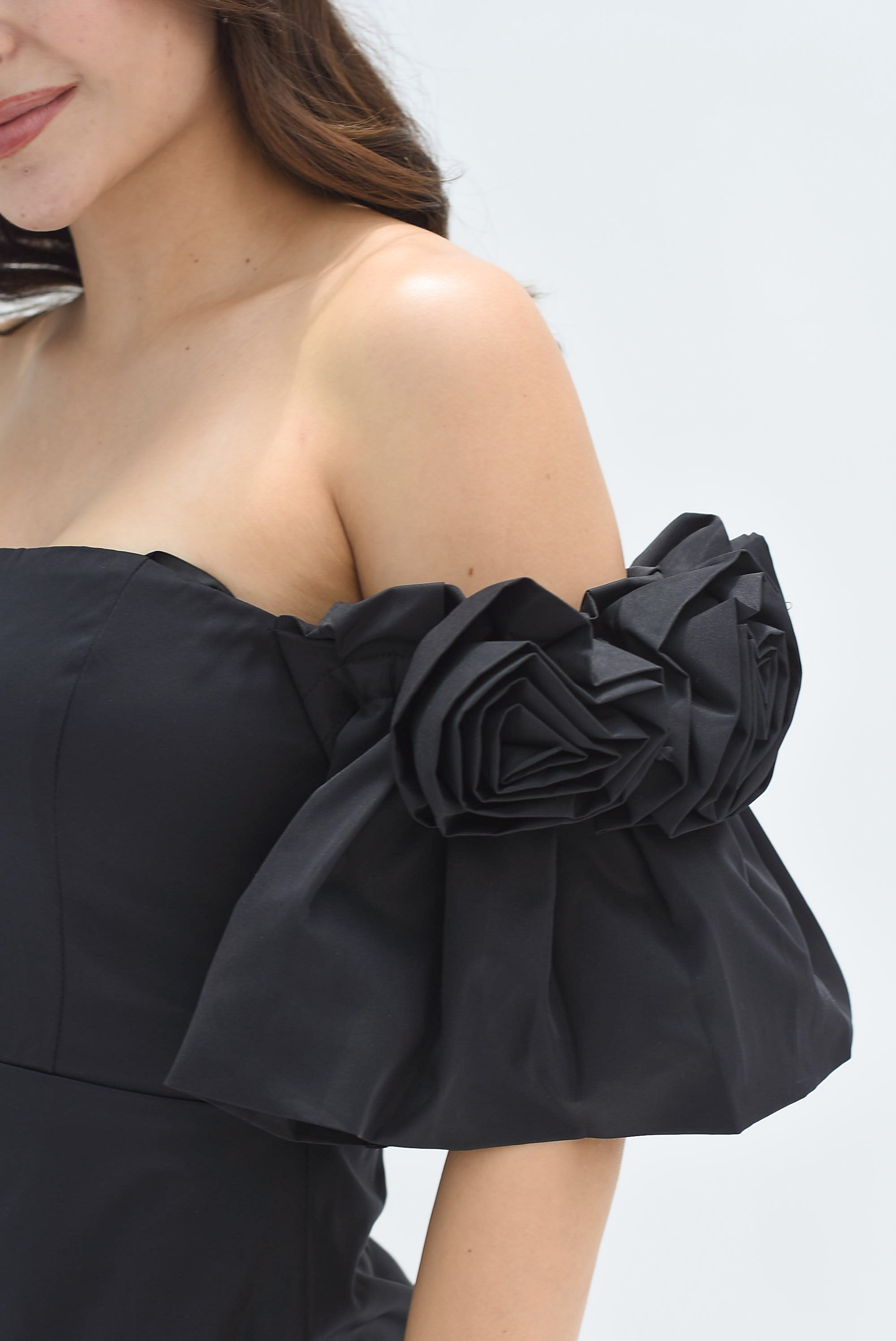 Vestido corto mangas flor 3D Negro