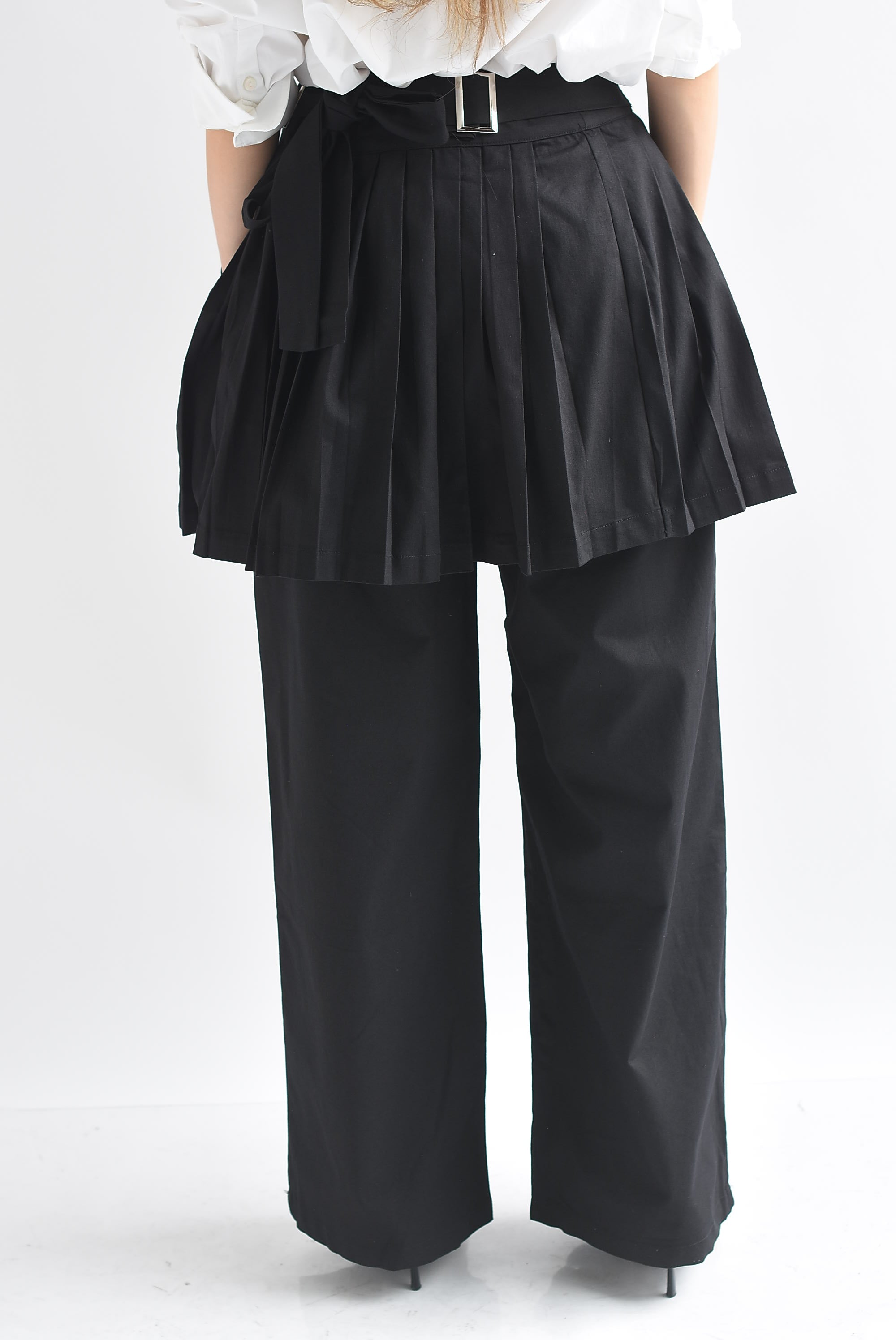 Pantalón con faldón plisado