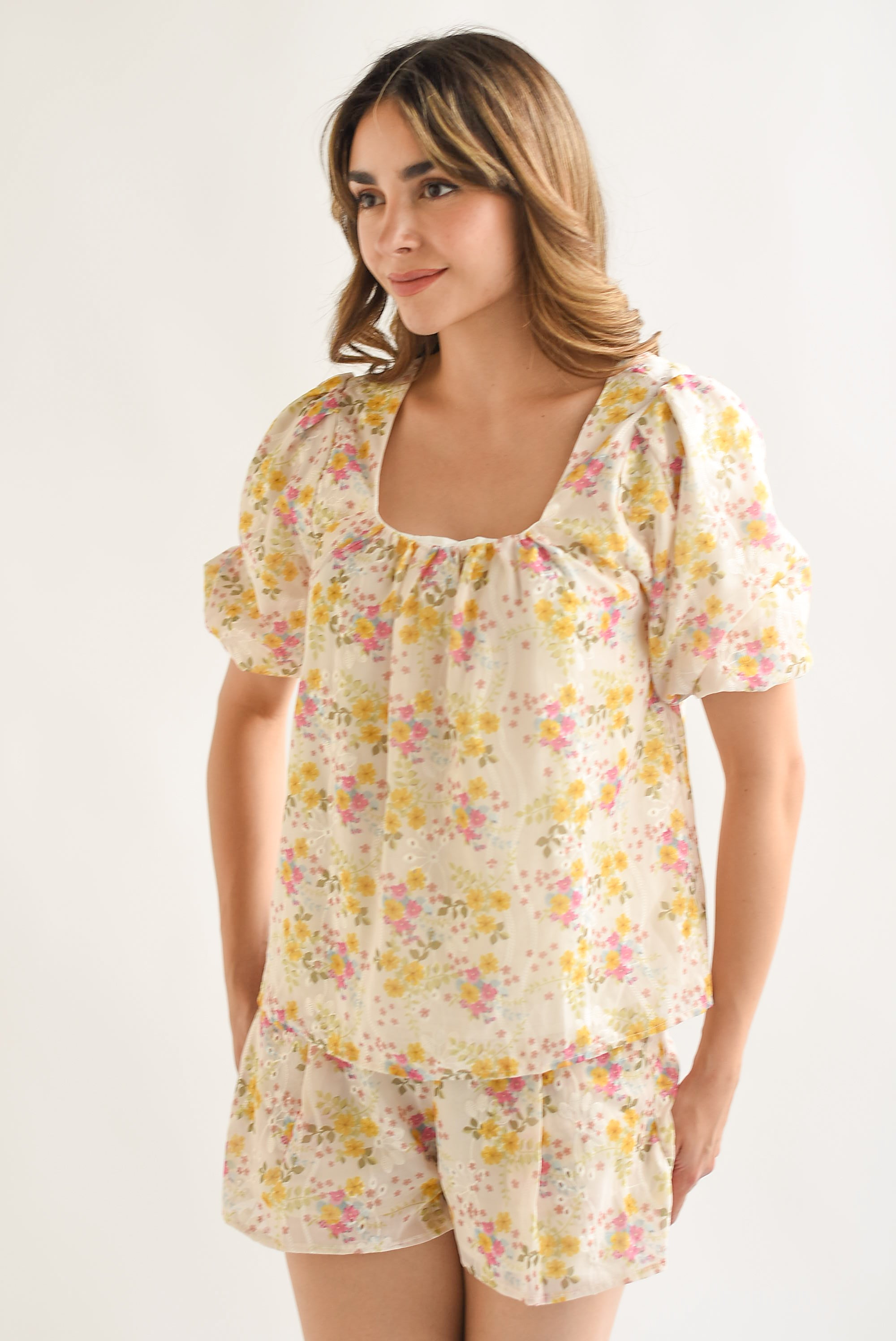 Set Short y Blusa flores bordada Ivory