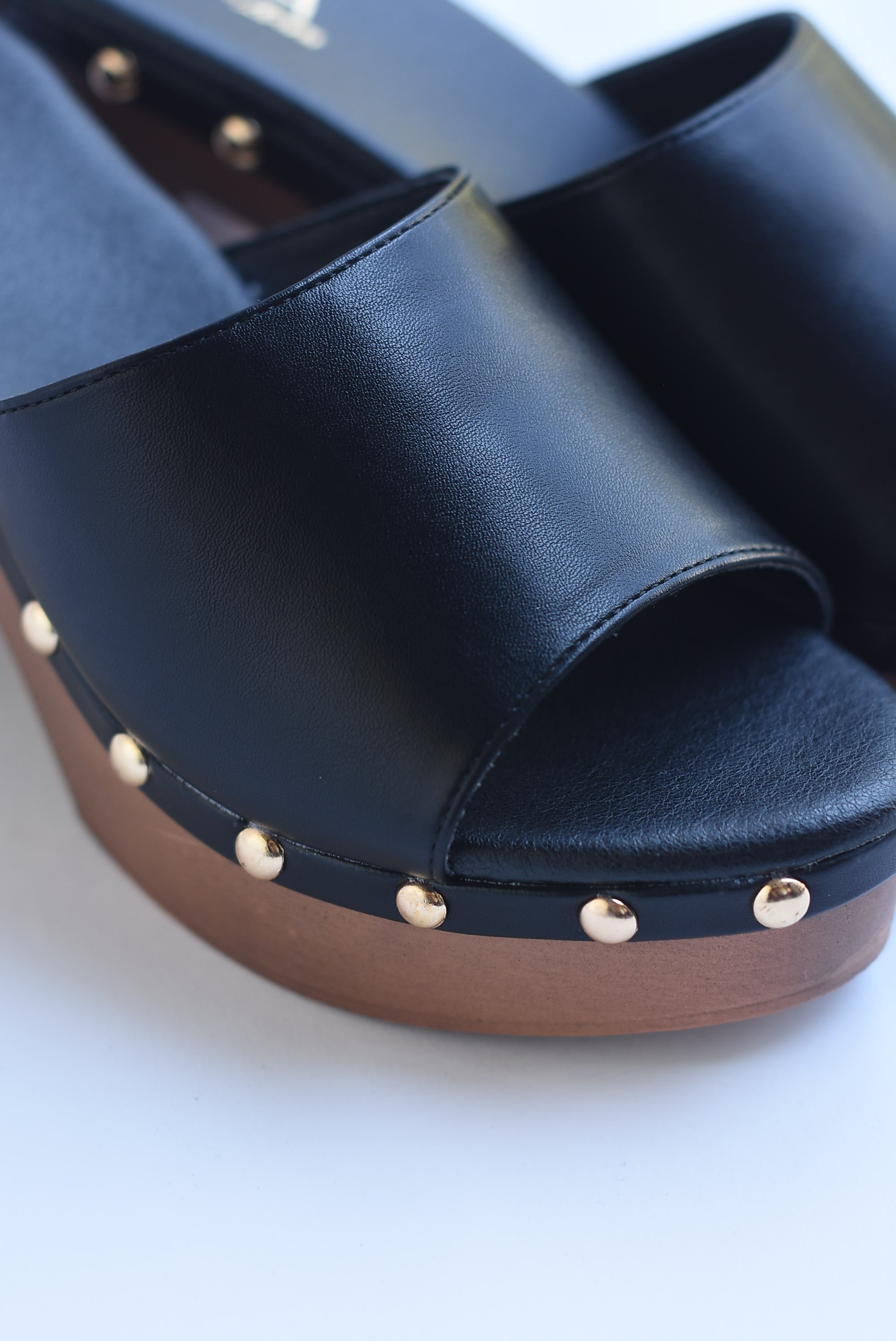 Sueco tacón con tachas