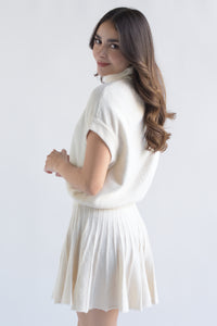 Fashion Styled Set Falda plisada y Blusa cuello alto punto Ivory