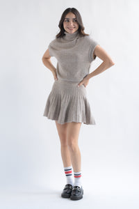 Fashion Styled Set Falda plisada y Blusa cuello alto punto Moka