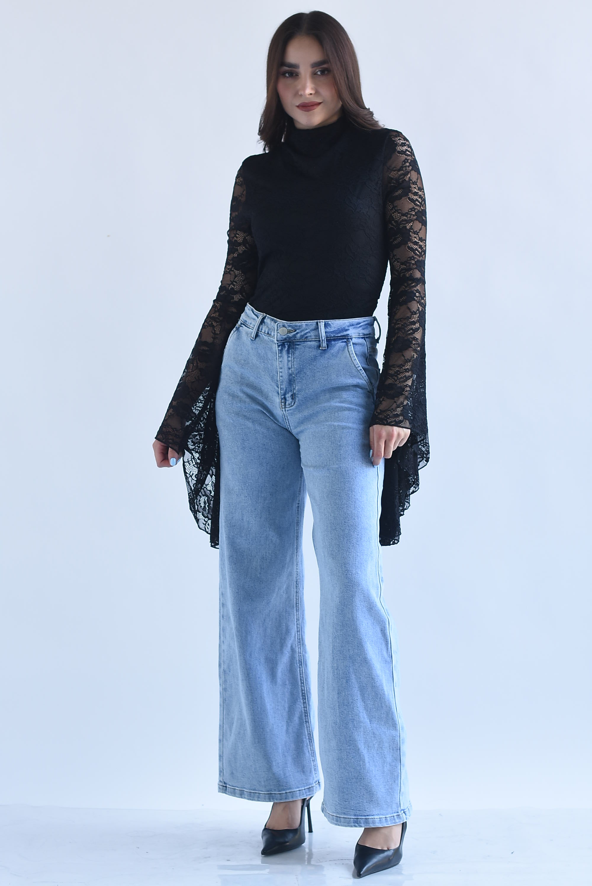 Blusa encaje manga trompeta asimétrica