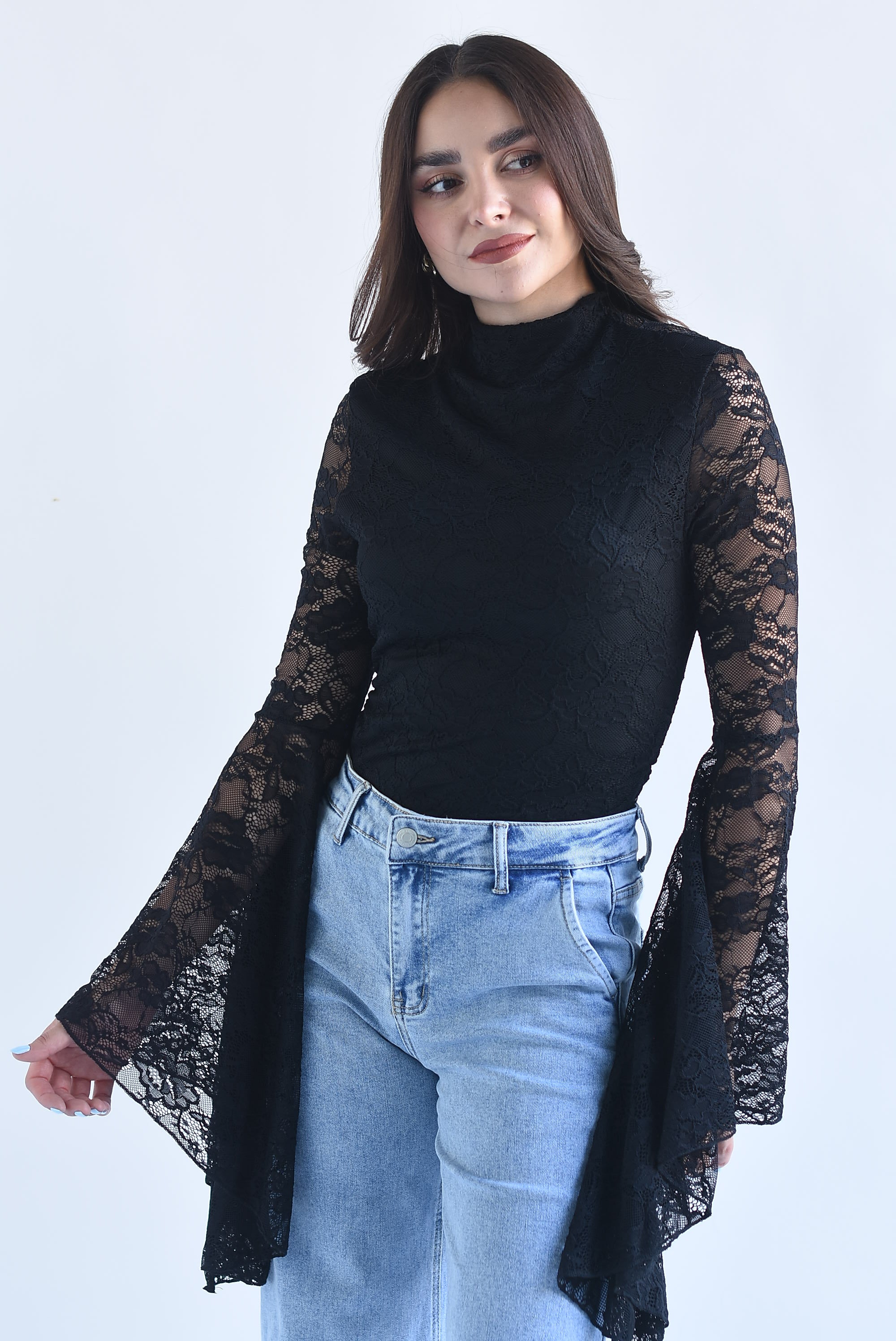Blusa encaje manga trompeta asimétrica