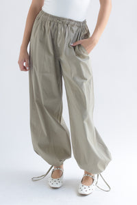 Fashion Styled Pantalón jaretas costuras Verde Olivo