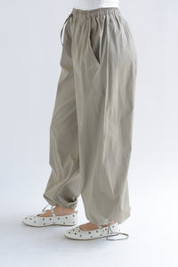 Fashion Styled Pantalón jaretas costuras Verde Olivo