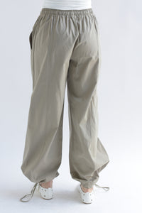 Fashion Styled Pantalón jaretas costuras Verde Olivo