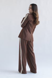 Fashion Styled Set Pantalón y Blazer 2 líneas track Café