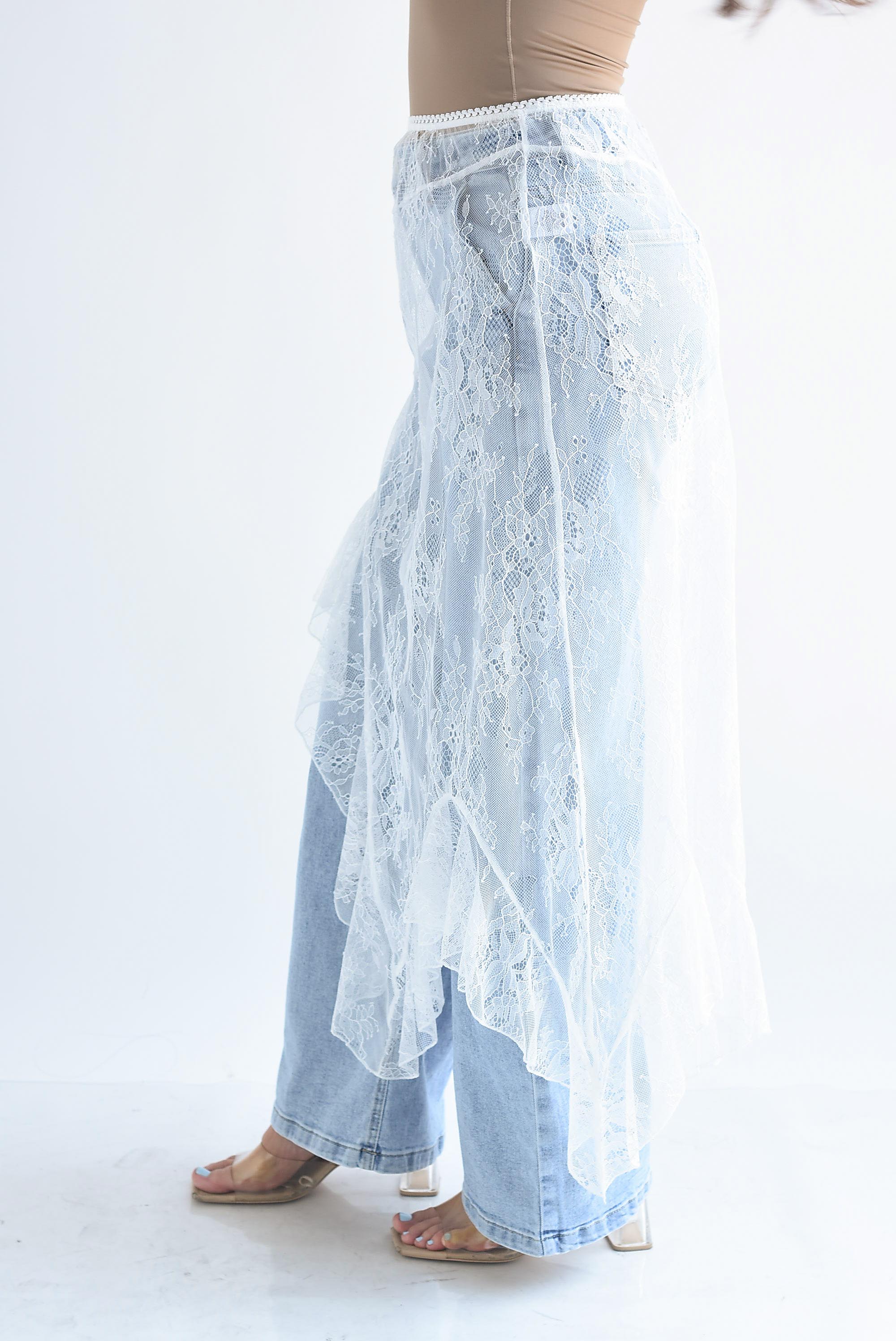 Falda encaje asimétrica olán