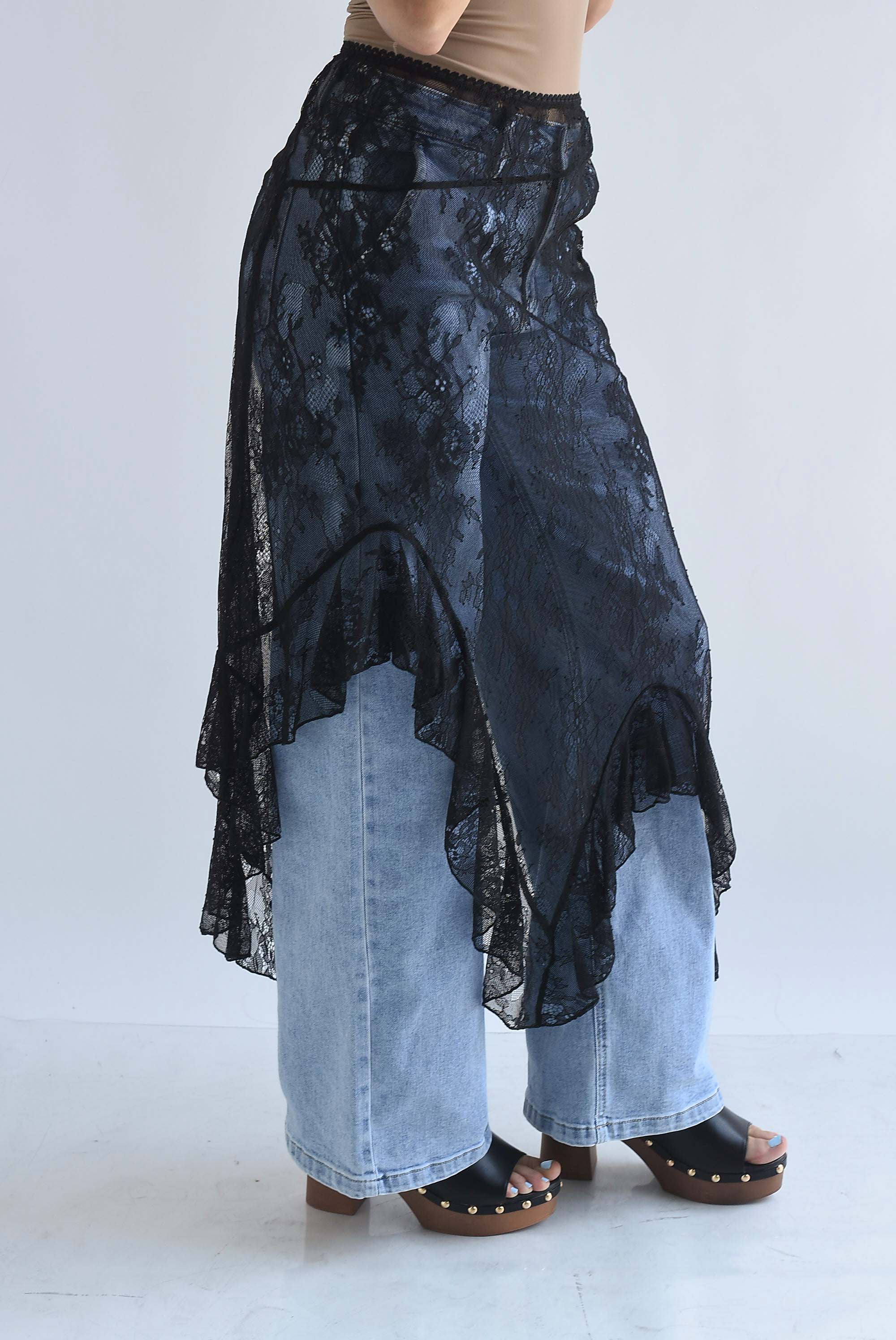 Falda encaje asimétrica olán