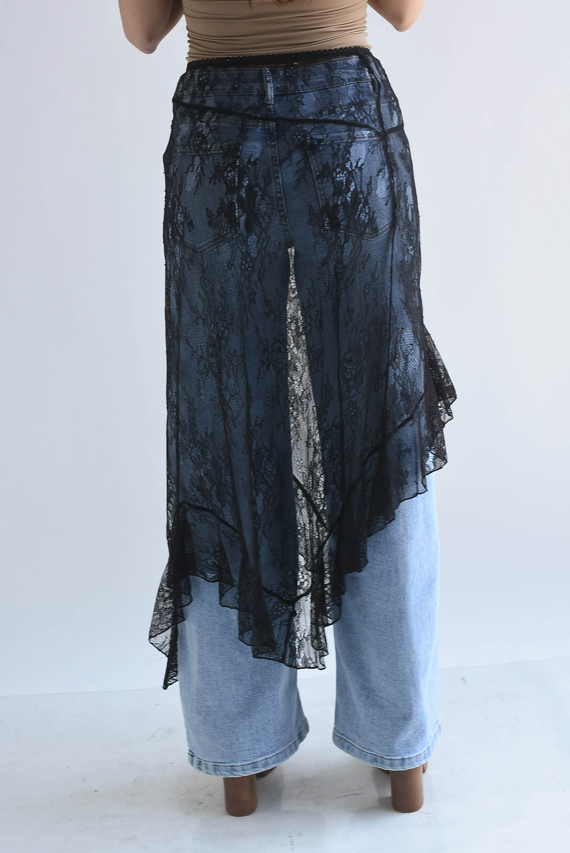 Falda encaje asimétrica olán