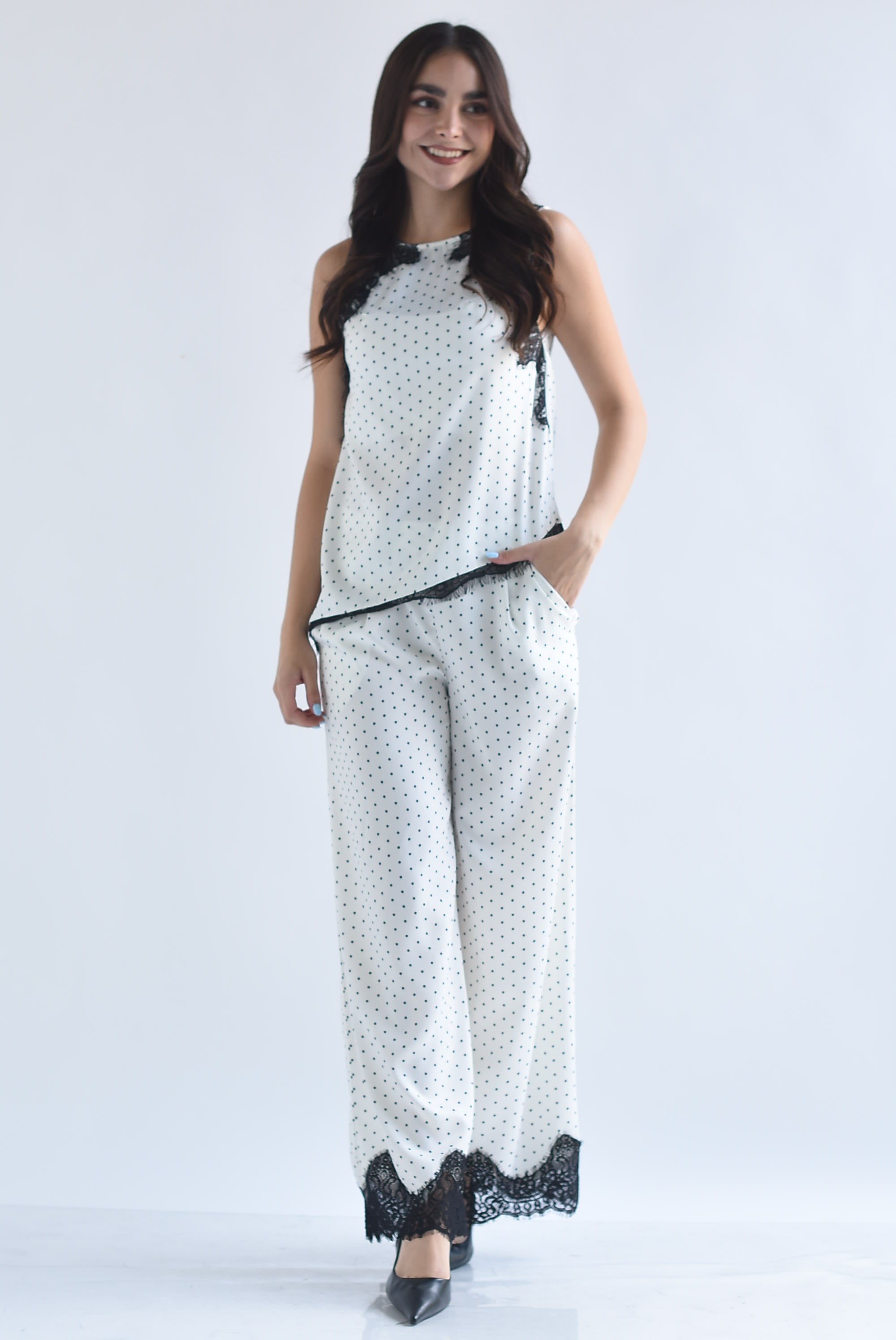 Pantalón satín polka dots con encaje