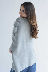 Fashion Styled Poncho líneas fur Gris