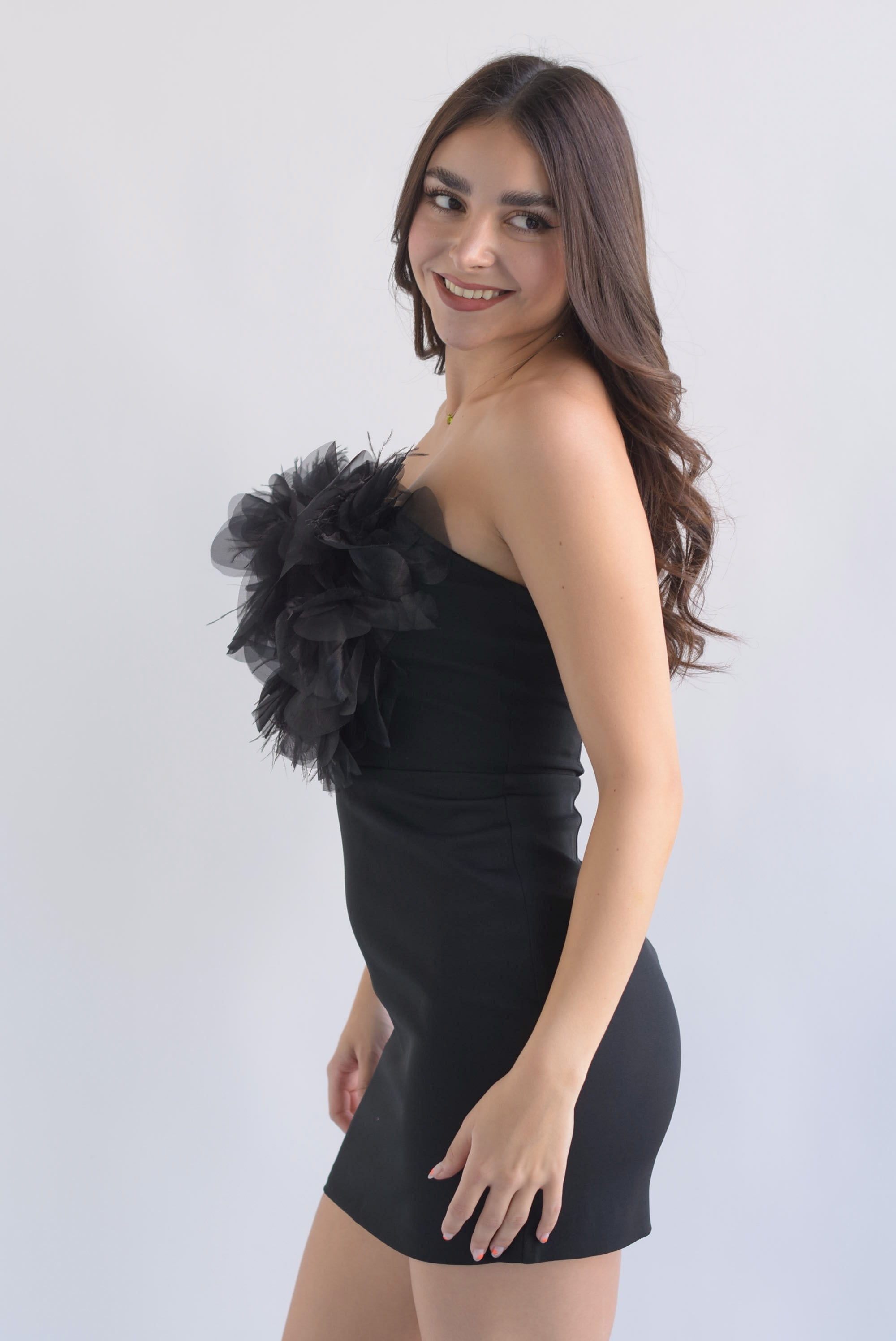 Vestido strapless pétalos y plumas