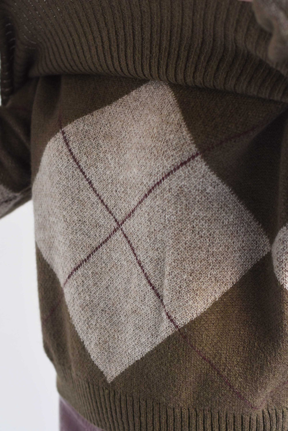 Sweater off-shoulder rombos