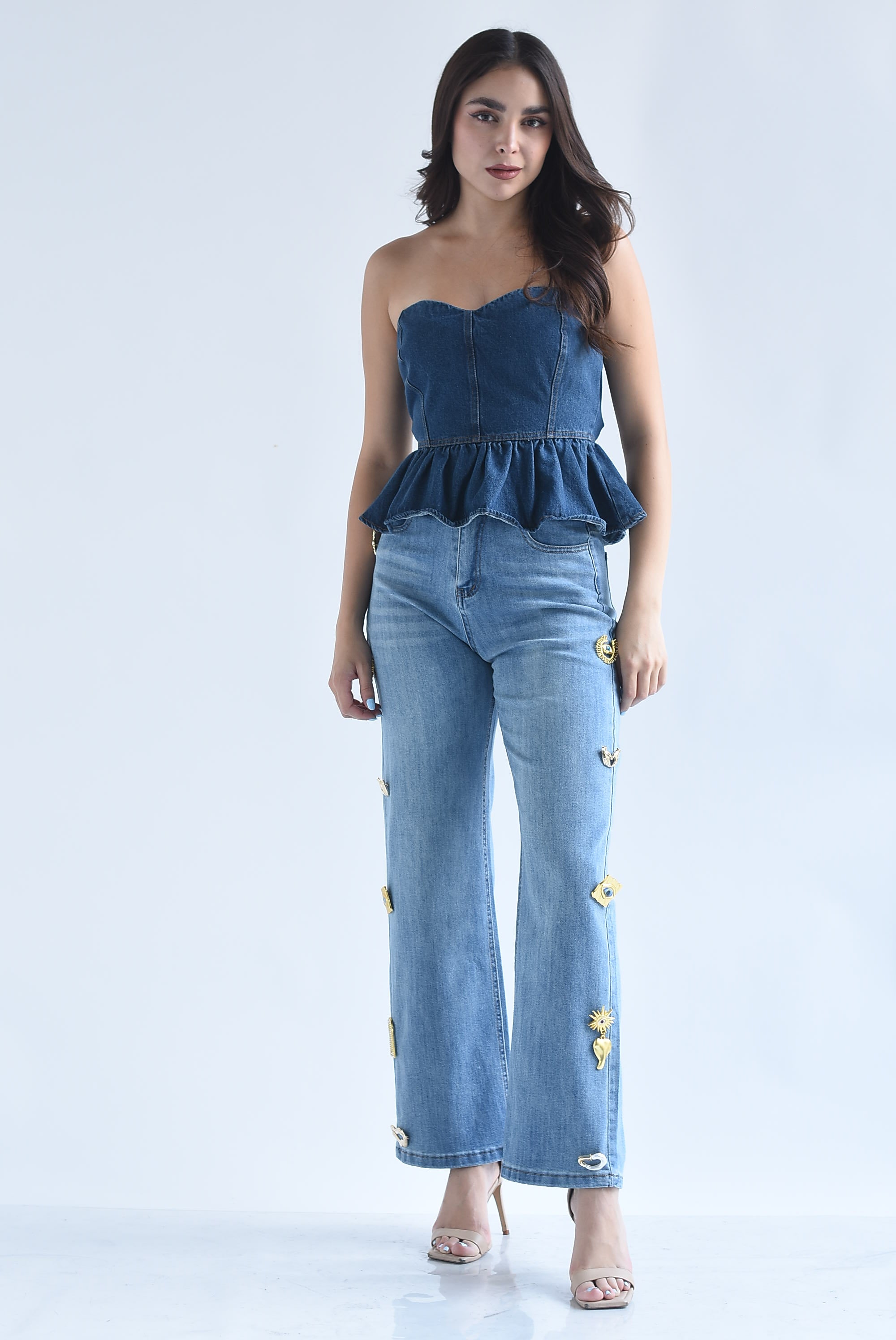 Jeans broches figuras doradas