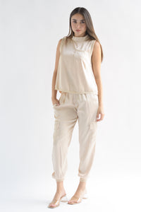 Fashion Styled Set Pantalón jogger y Blusa sin manga satín Beige