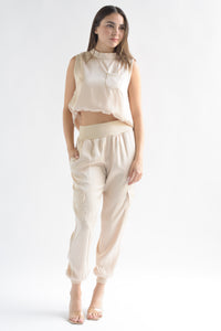 Fashion Styled Set Pantalón jogger y Blusa sin manga satín Beige