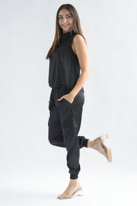 Fashion Styled Set Pantalón jogger y Blusa sin manga satín Negro